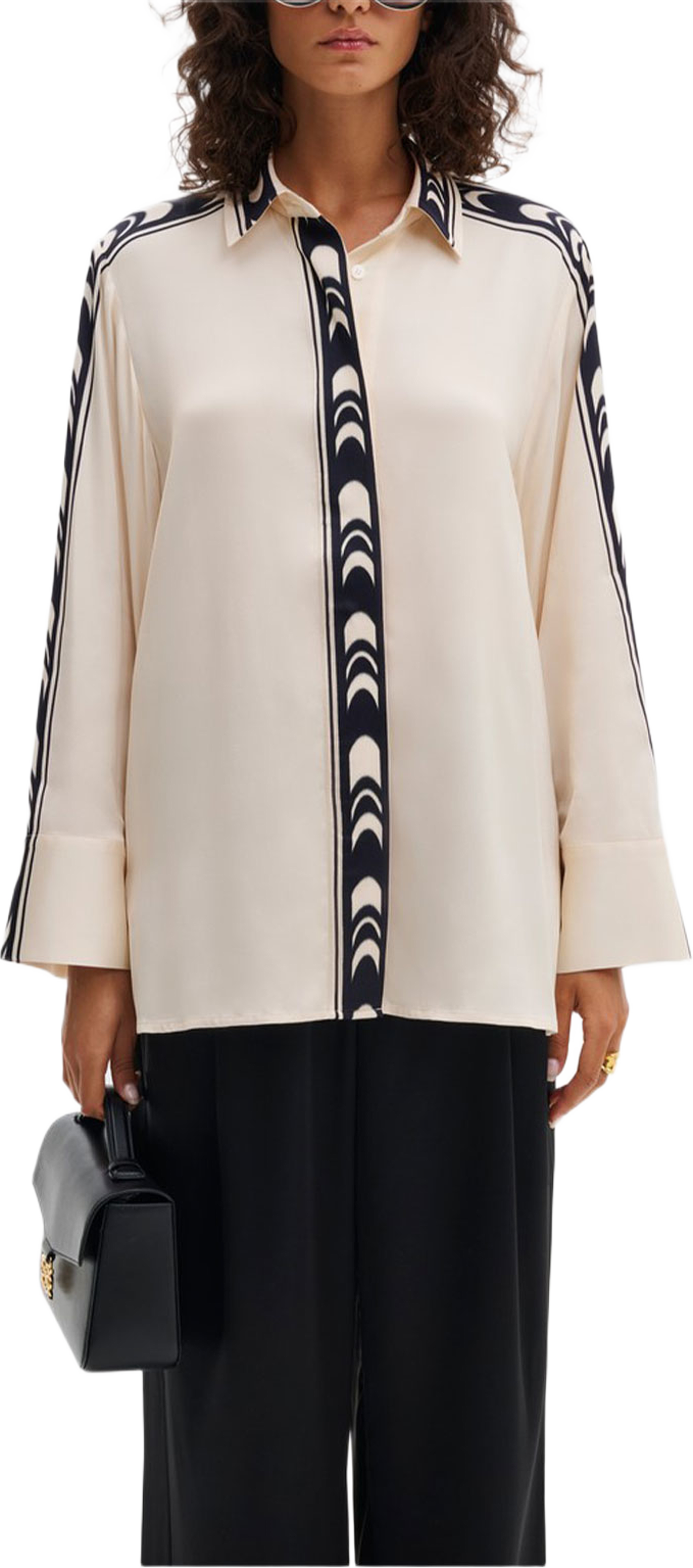 Meya Shirt, från Malina, i färgen Arch2. Klicka för att öppna bilden i stort format