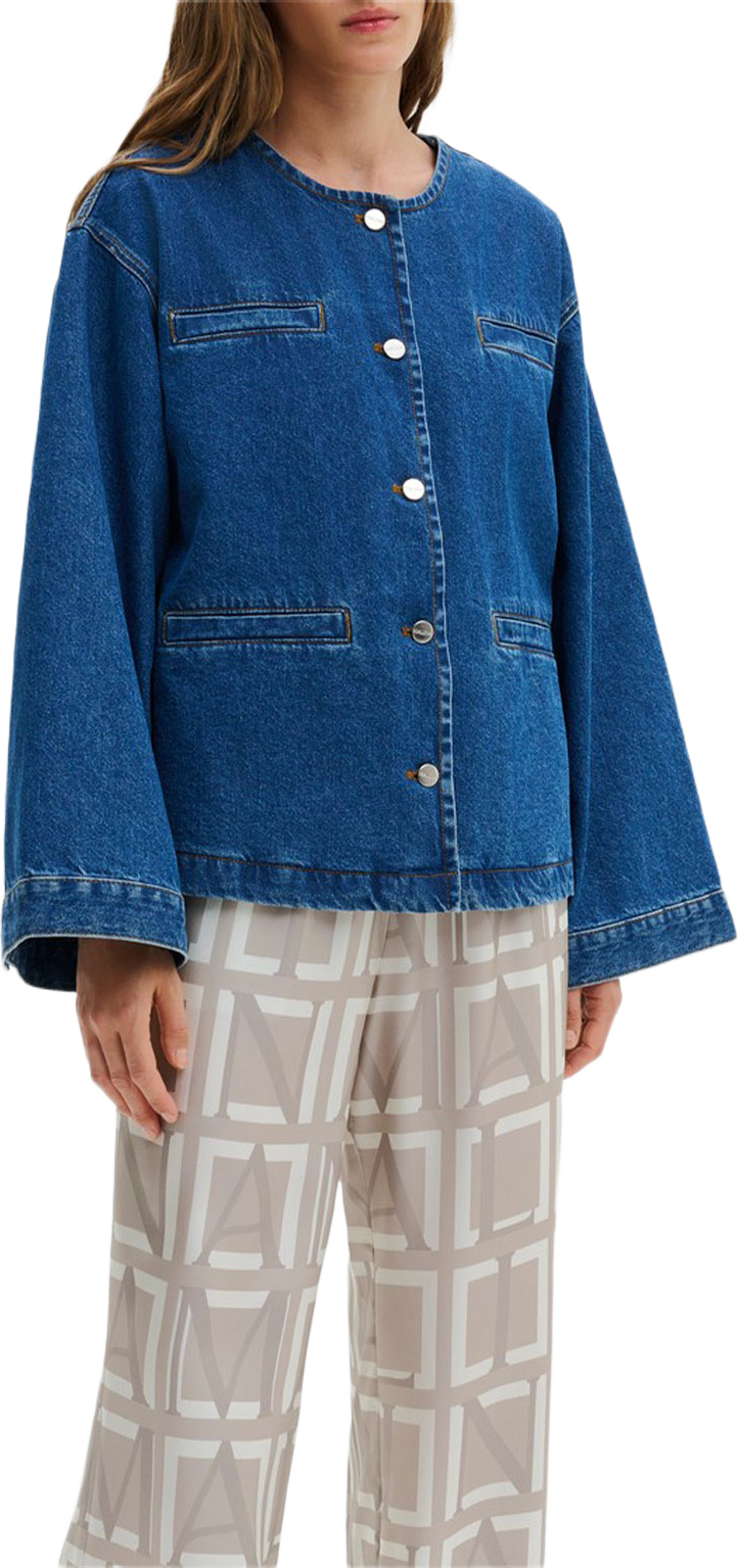 Malla Relaxed Denim Jacket, från Malina, i färgen Dark Blue Wash1. Klicka för att öppna bilden i stort format