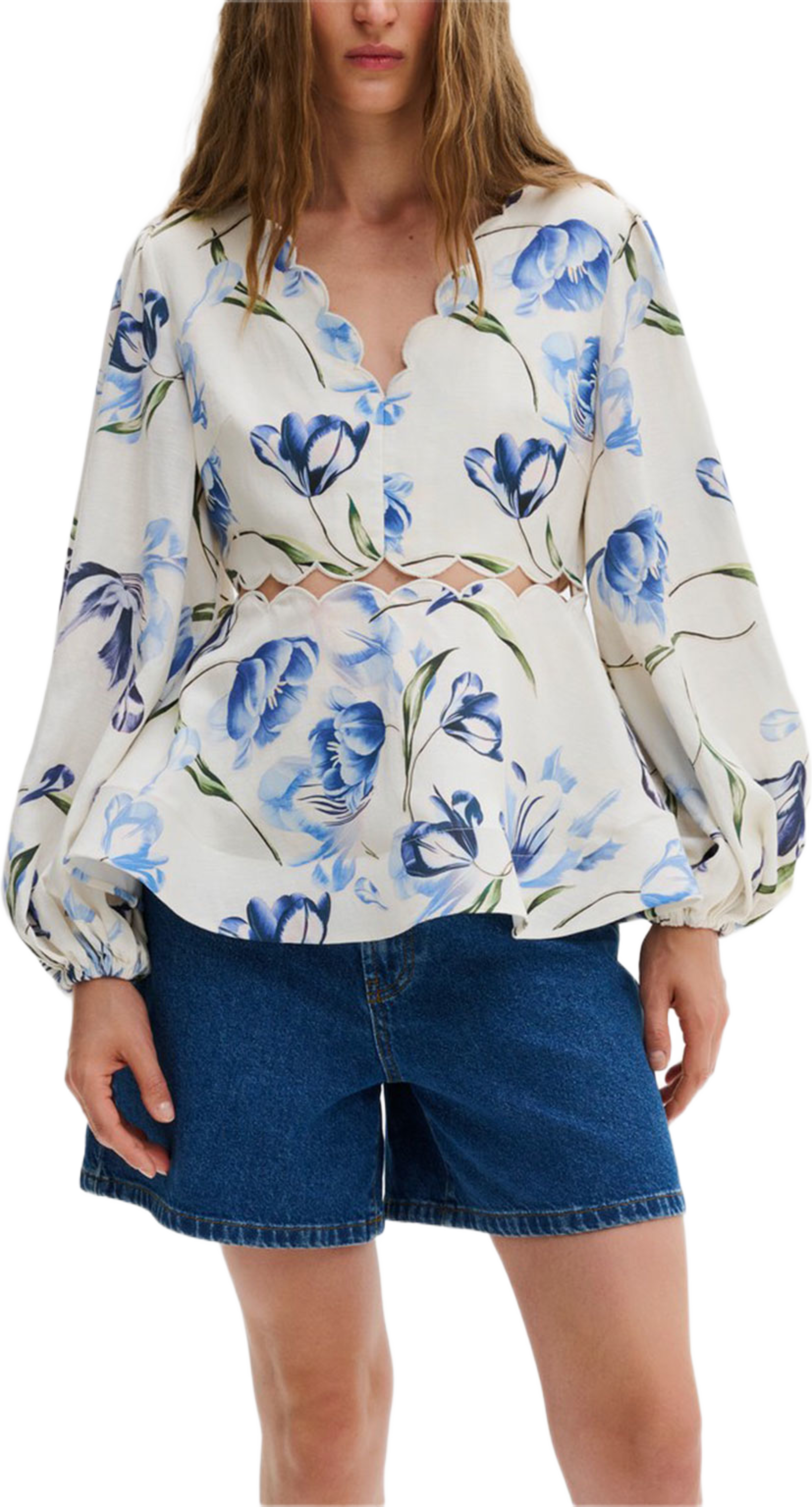 Maya Scalloped Balloon Sleeve Blouse, från Malina, i färgen Tulip Blue4. Klicka för att öppna bilden i stort format