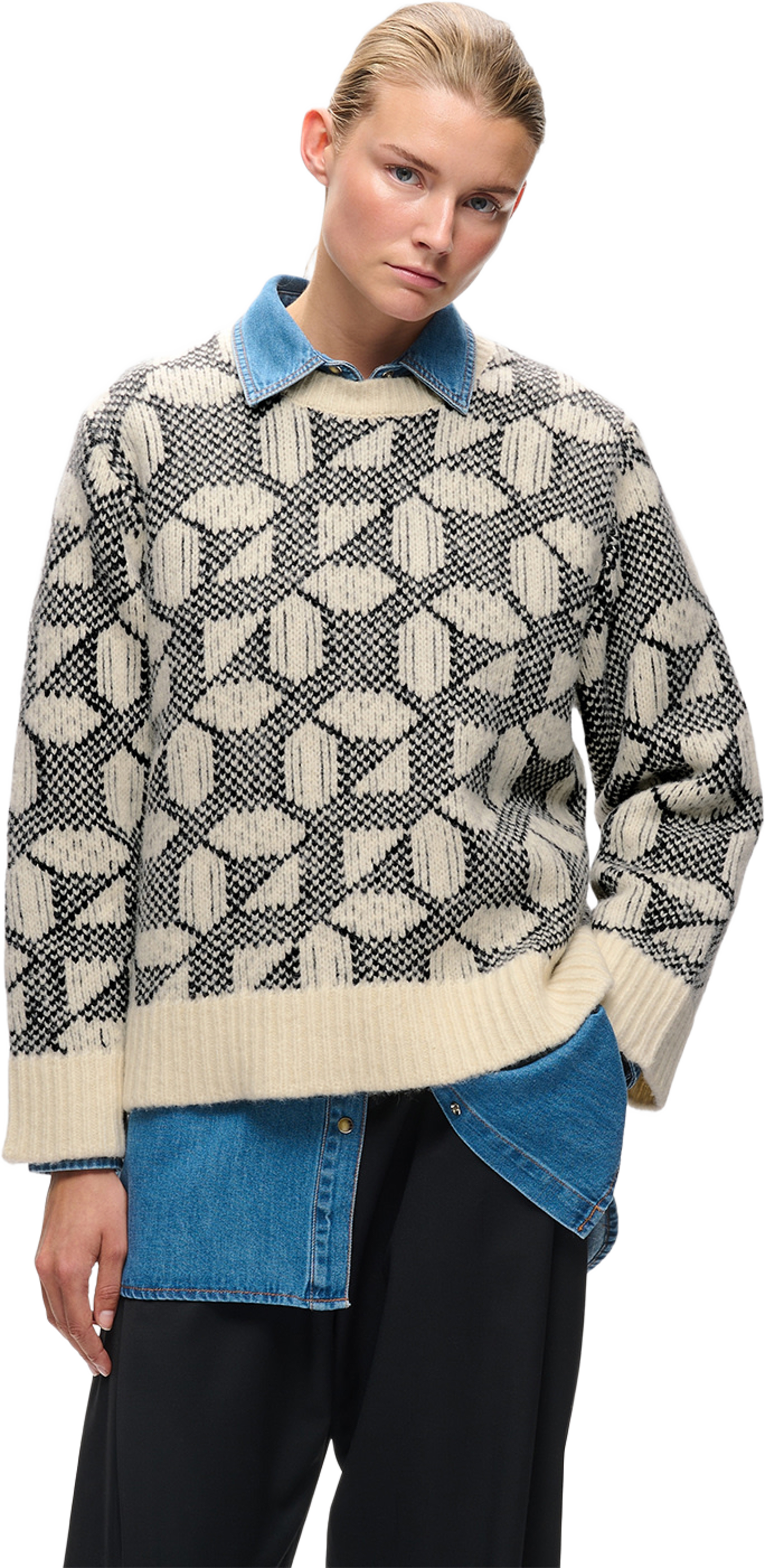 TULAIW PULLOVER, från Inwear, i färgen Grafic Tile Pattern. Klicka för att öppna bilden i stort format