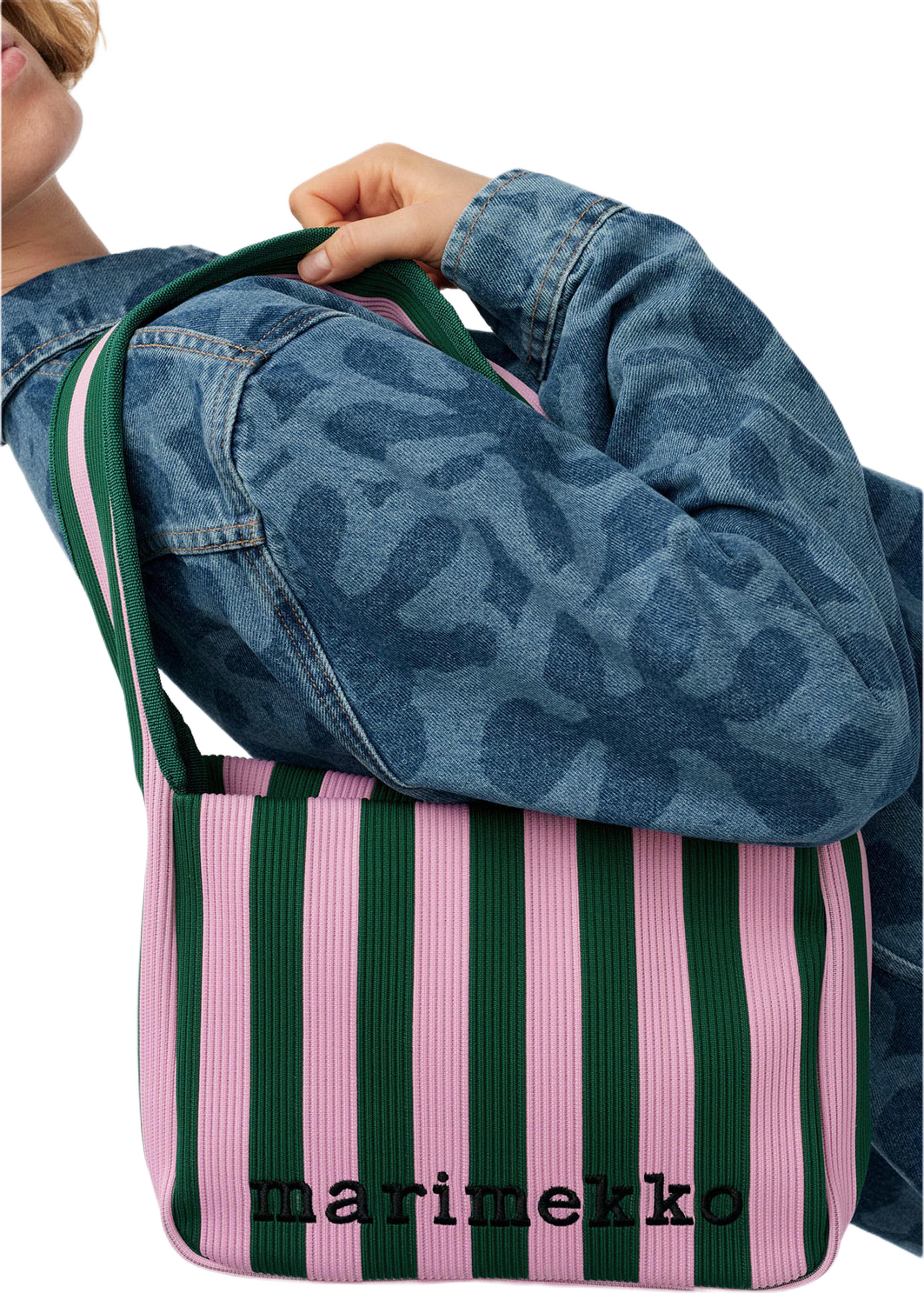 Knitted Shoulderbag Merirosvo, från Marimekko, i färgen Pink, Dark Green. Klicka för att öppna bilden i stort format