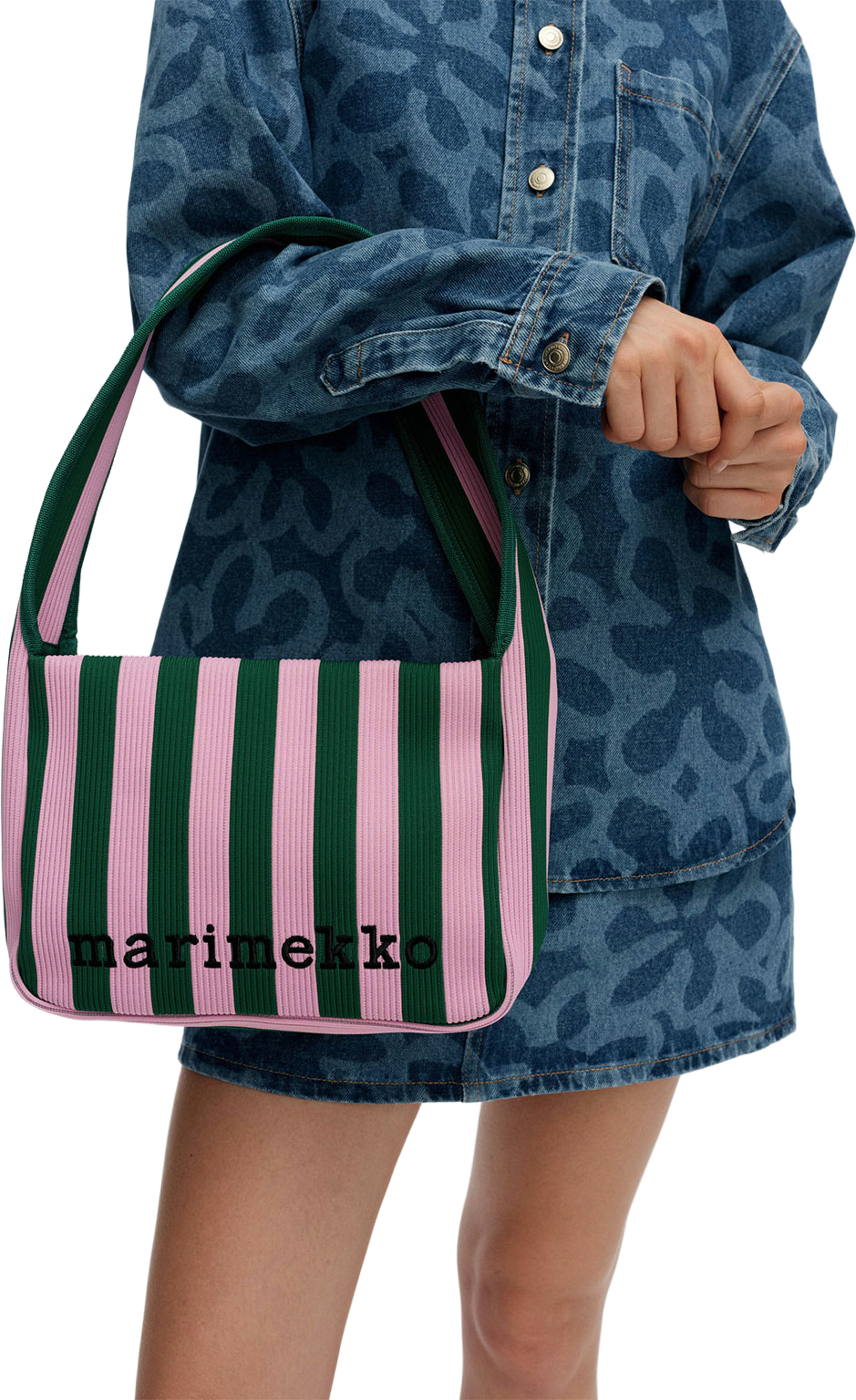 Knitted Shoulderbag Merirosvo, från Marimekko, i färgen Pink, Dark Green. Klicka för att öppna bilden i stort format