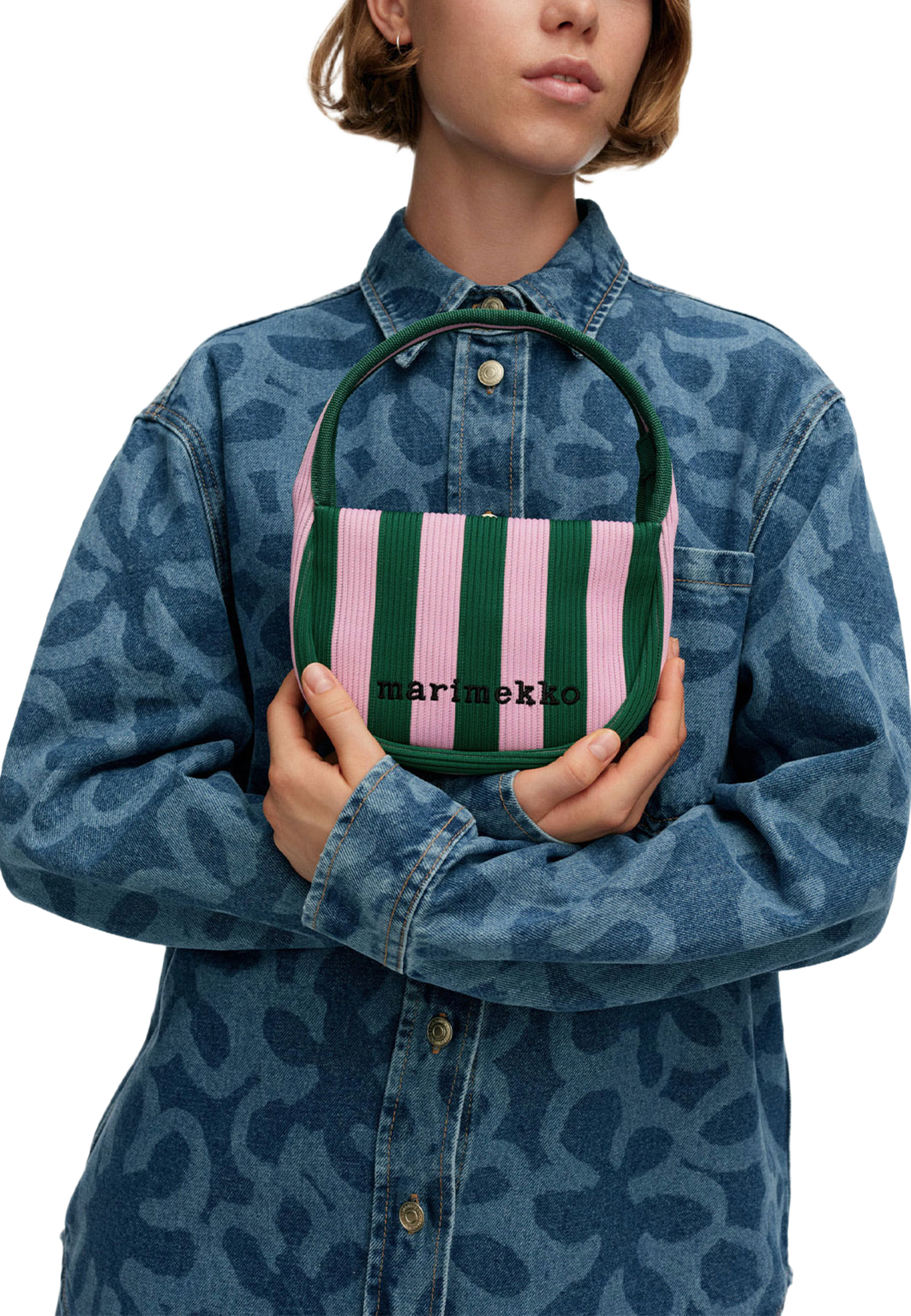 Knitted Mini Handbag Merirosvo, från Marimekko, i färgen Pink, Dark Green. Klicka för att öppna bilden i stort format