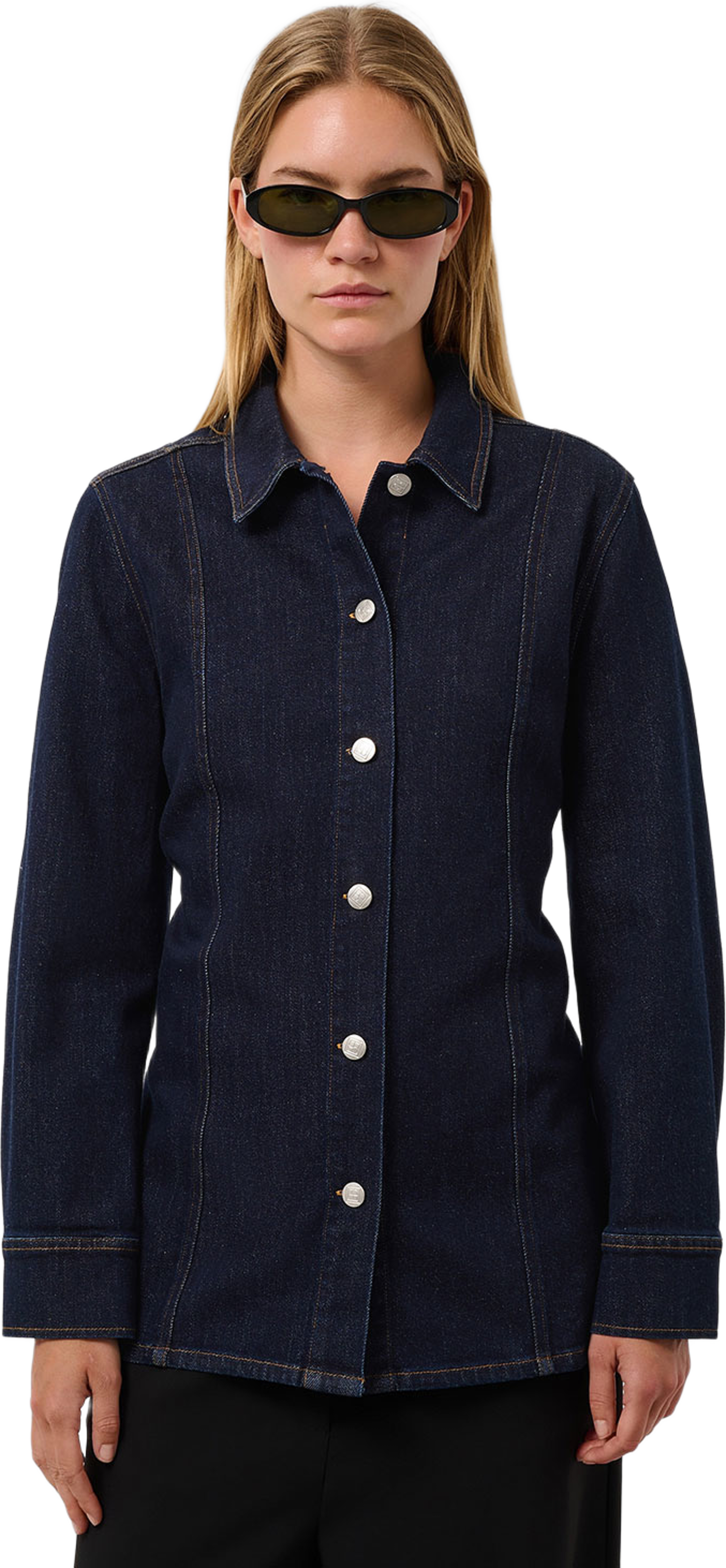 SLSabino Denim Shirt, från Soaked In Luxury, i färgen Dark Blue Denim. Klicka för att öppna bilden i stort format