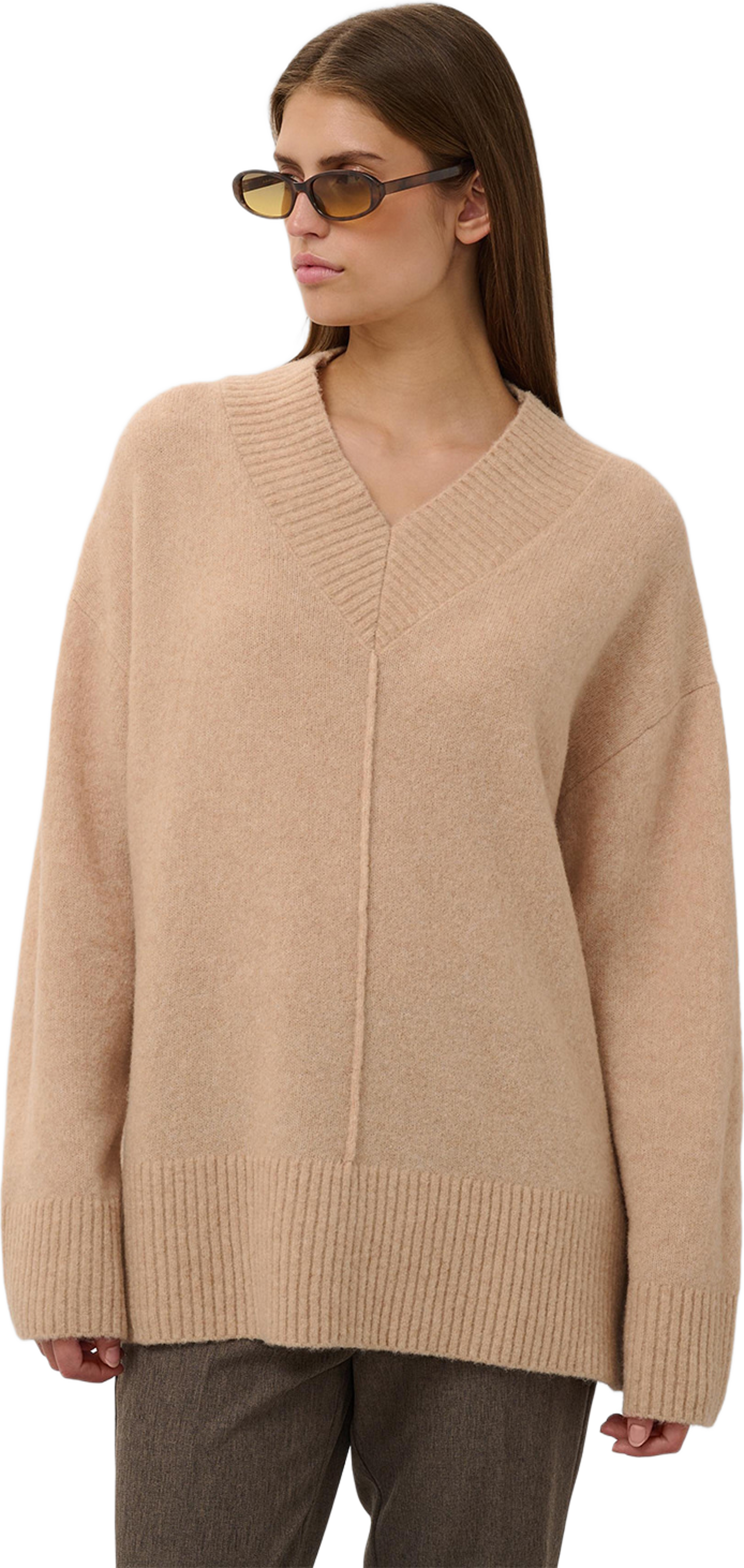 SLBean V-Neck Pullover, från Soaked In Luxury, i färgen Wood Ash Melange. Klicka för att öppna bilden i stort format
