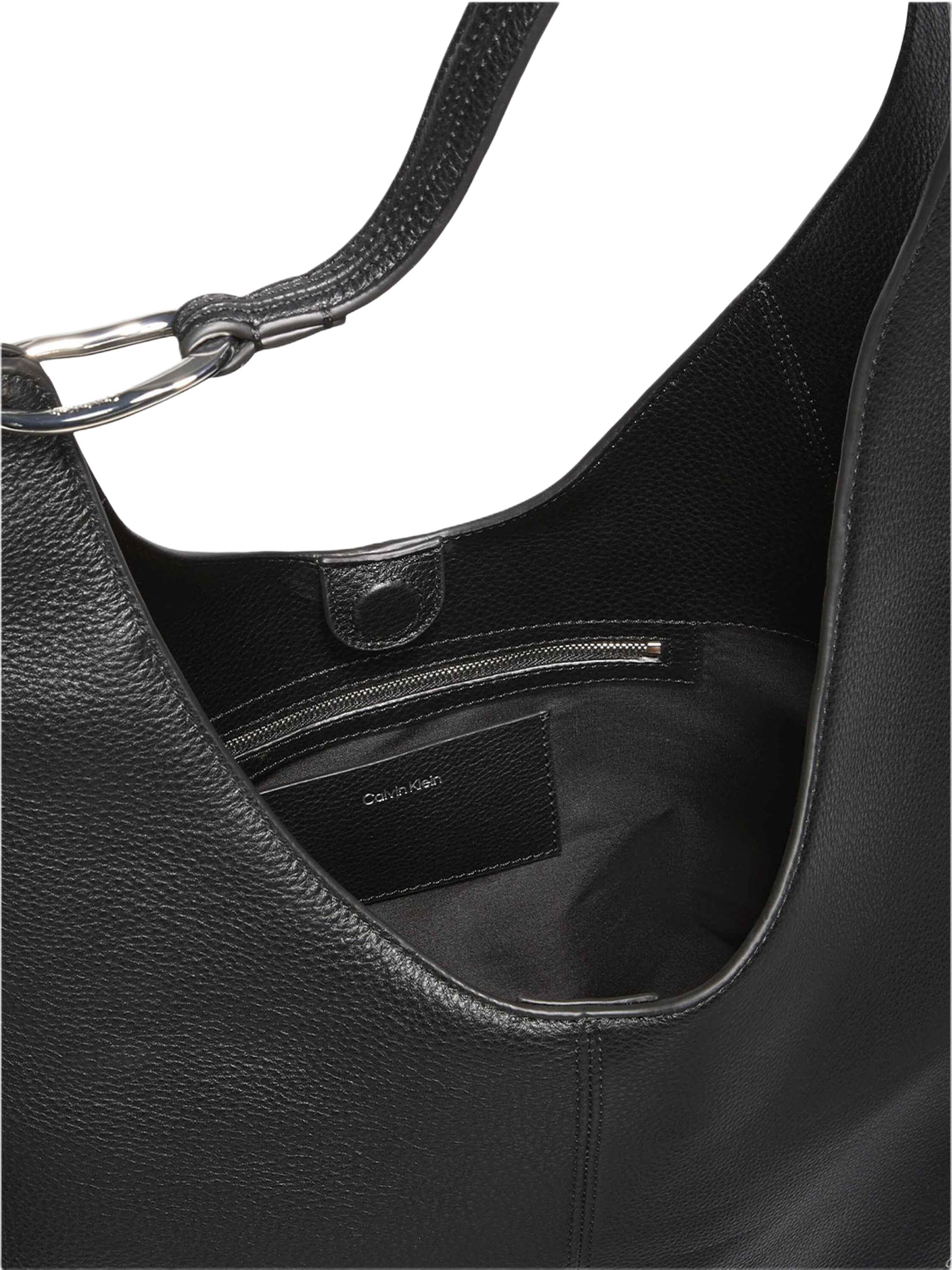 Slouchy Leather Shoulder Bag, från Calvin Klein, i färgen Black. Klicka för att öppna bilden i stort format