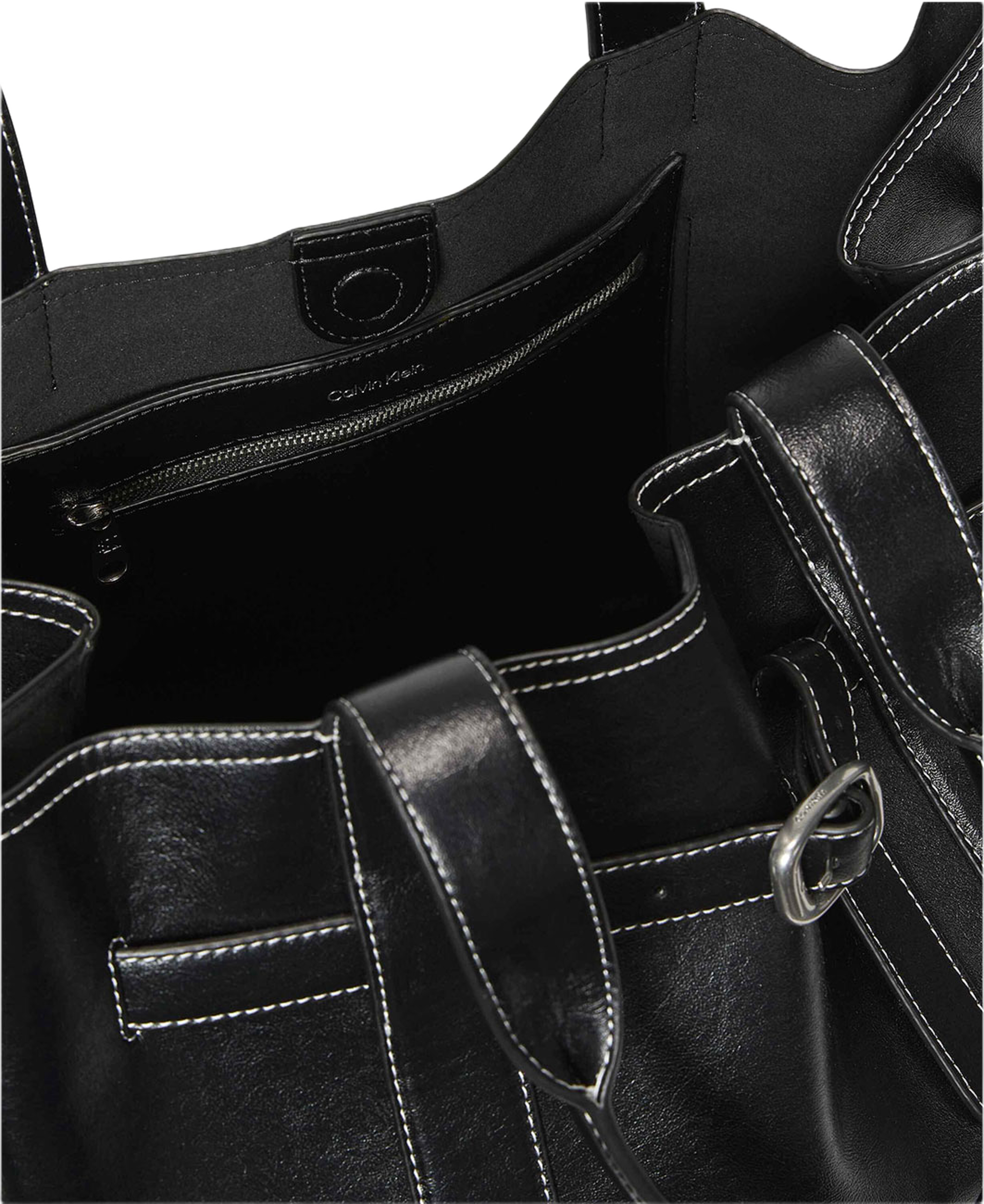 Buckle Medium Bucket Bag, från Calvin Klein, i färgen Black. Klicka för att öppna bilden i stort format