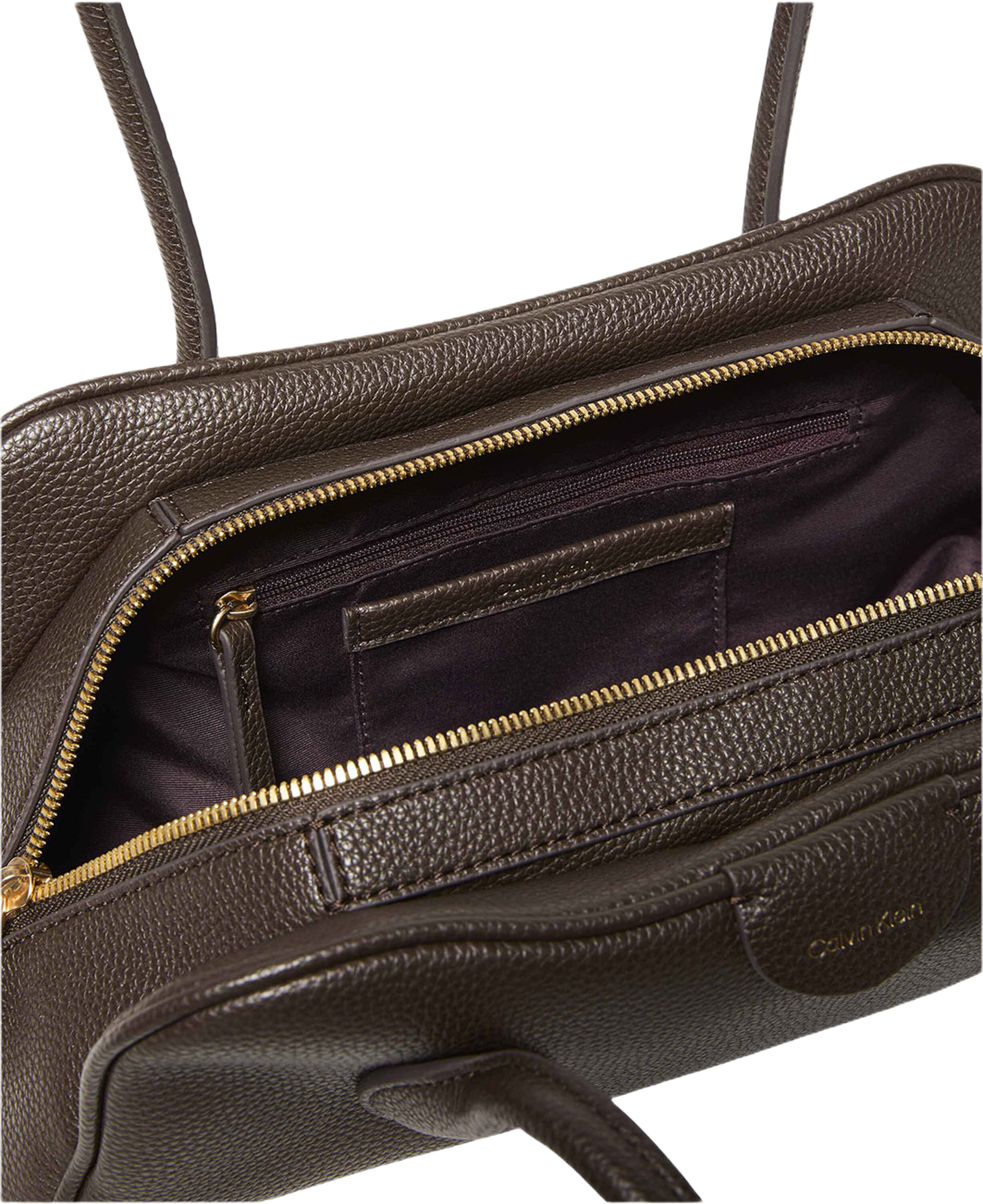Emblem Trio Pebble Shoulder Bag, från Calvin Klein, i färgen Delicioso. Klicka för att öppna bilden i stort format