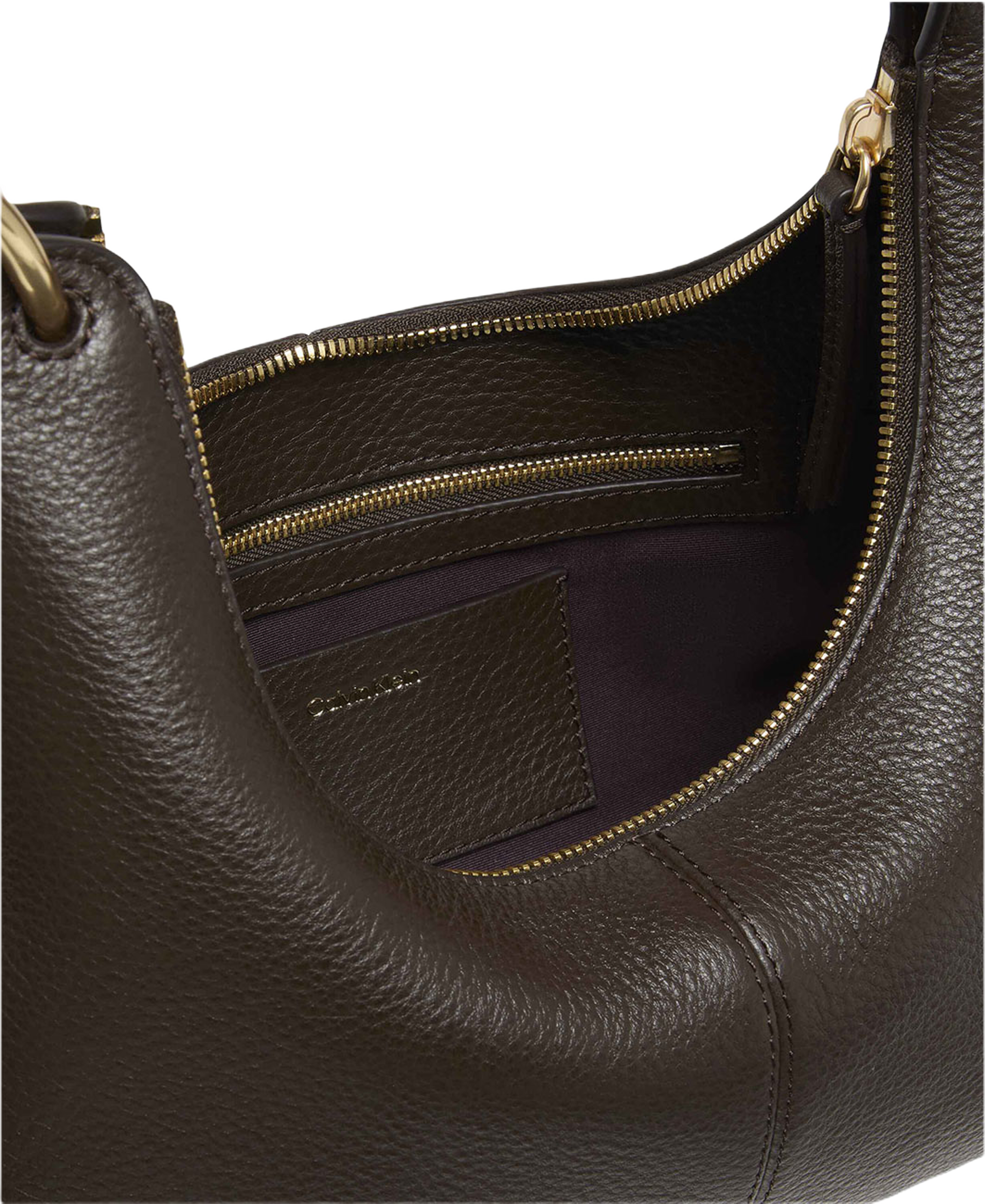 Slouchy Leather Shoulder Bag, från Calvin Klein, i färgen Delicioso. Klicka för att öppna bilden i stort format