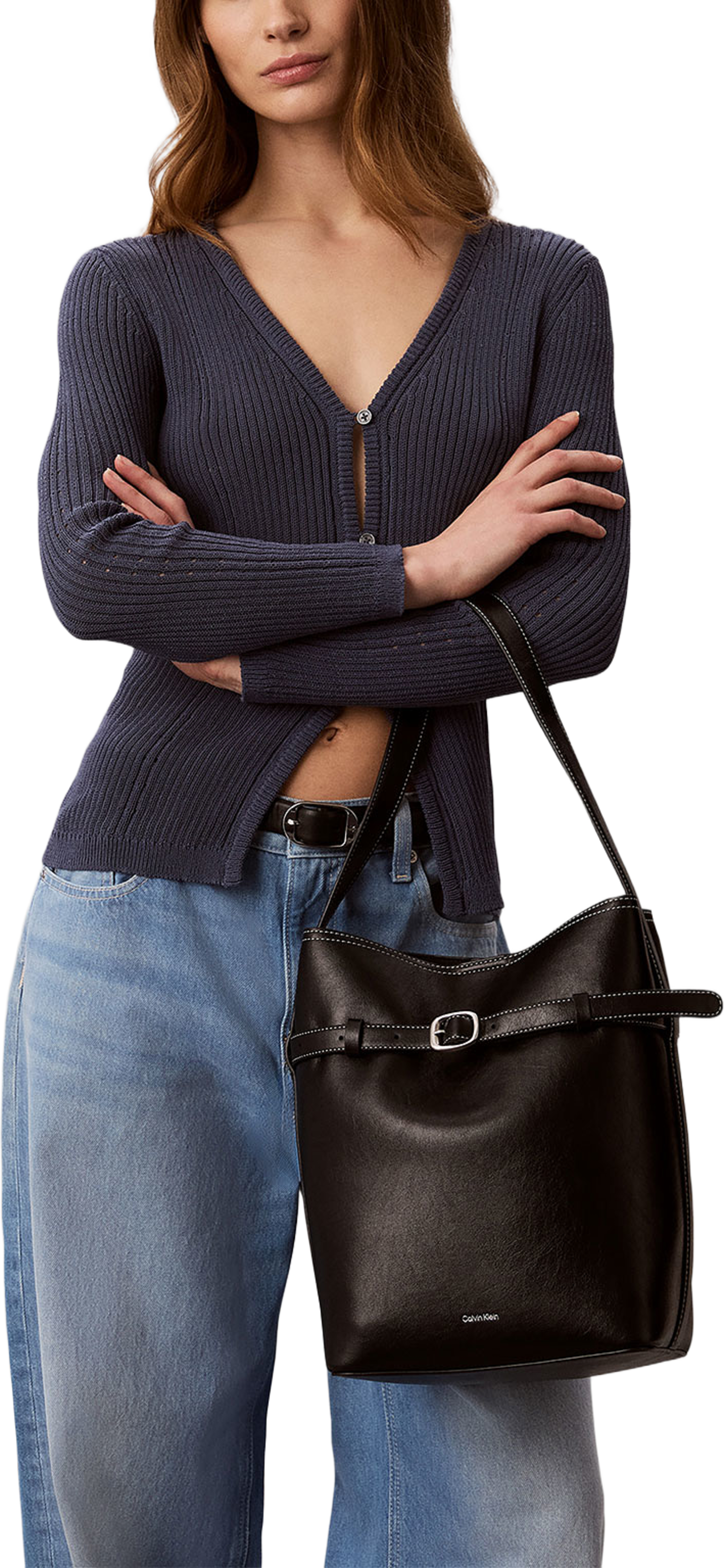 Buckle Mini Bucket Crossbody Bag, från Calvin Klein, i färgen Black. Klicka för att öppna bilden i stort format