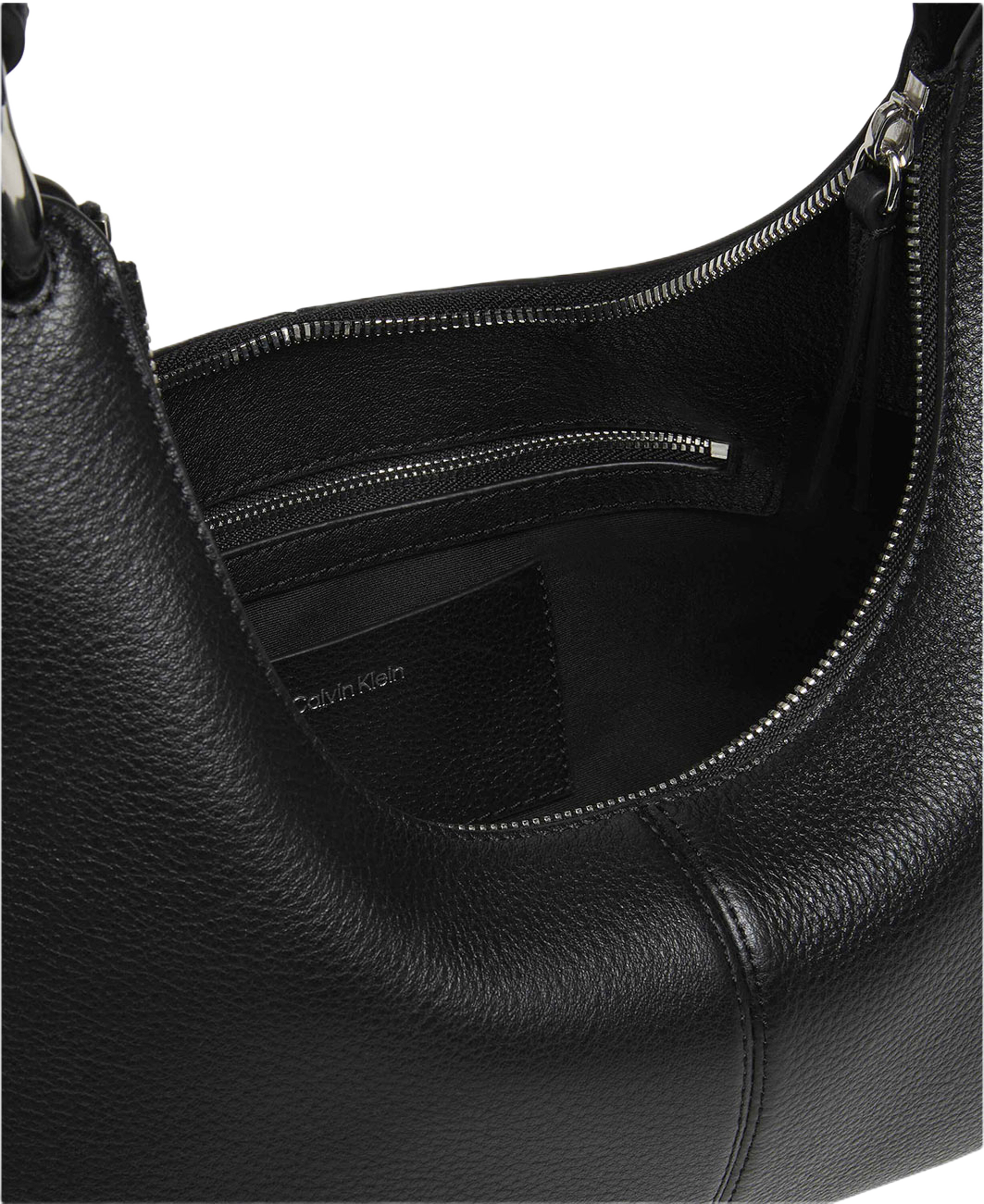 Slouchy Leather Shoulder Bag, från Calvin Klein, i färgen Black. Klicka för att öppna bilden i stort format
