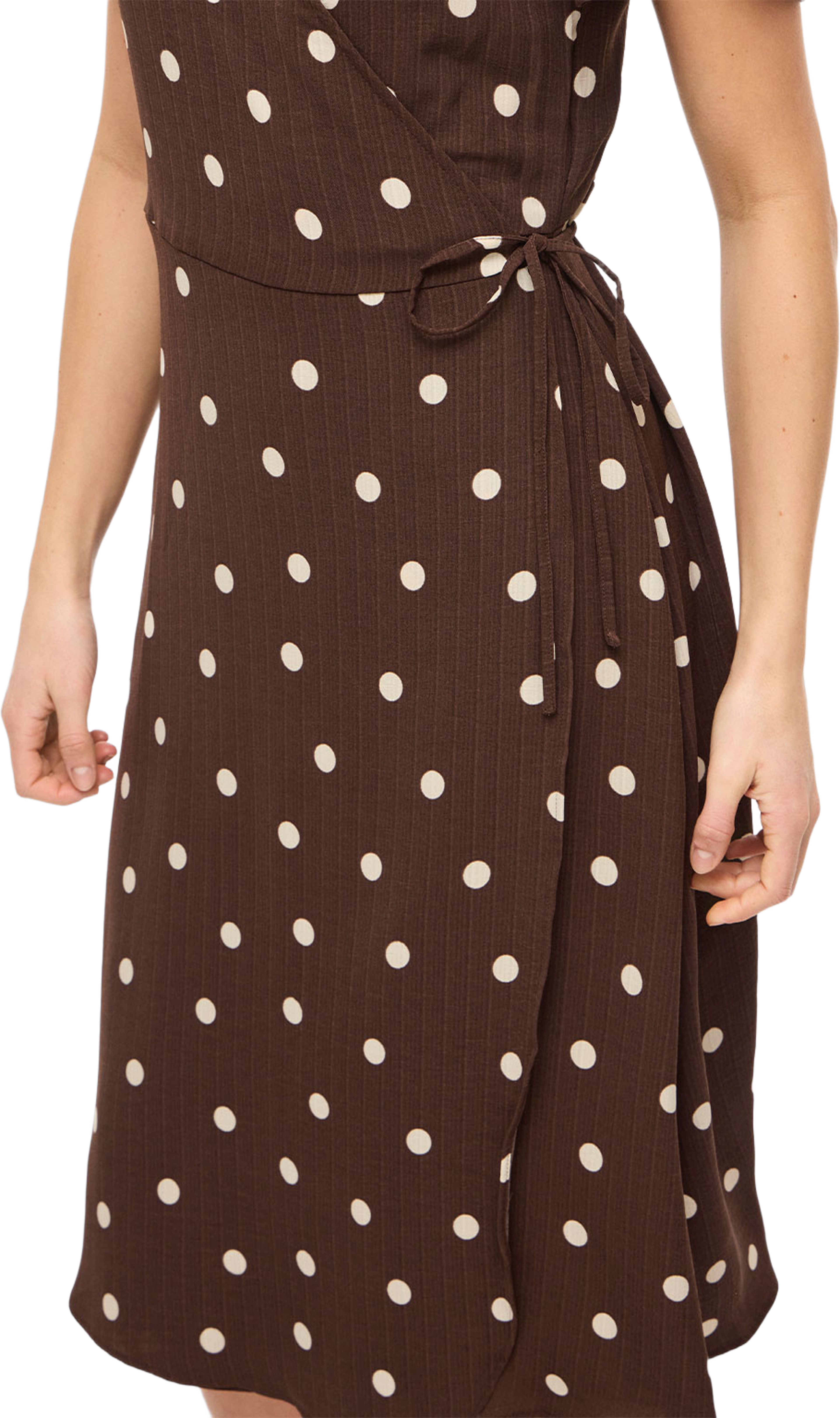 Vilovie Wrap Midi Dress, från Vila, i färgen Coffee Bean Sandshell Dots. Klicka för att öppna bilden i stort format