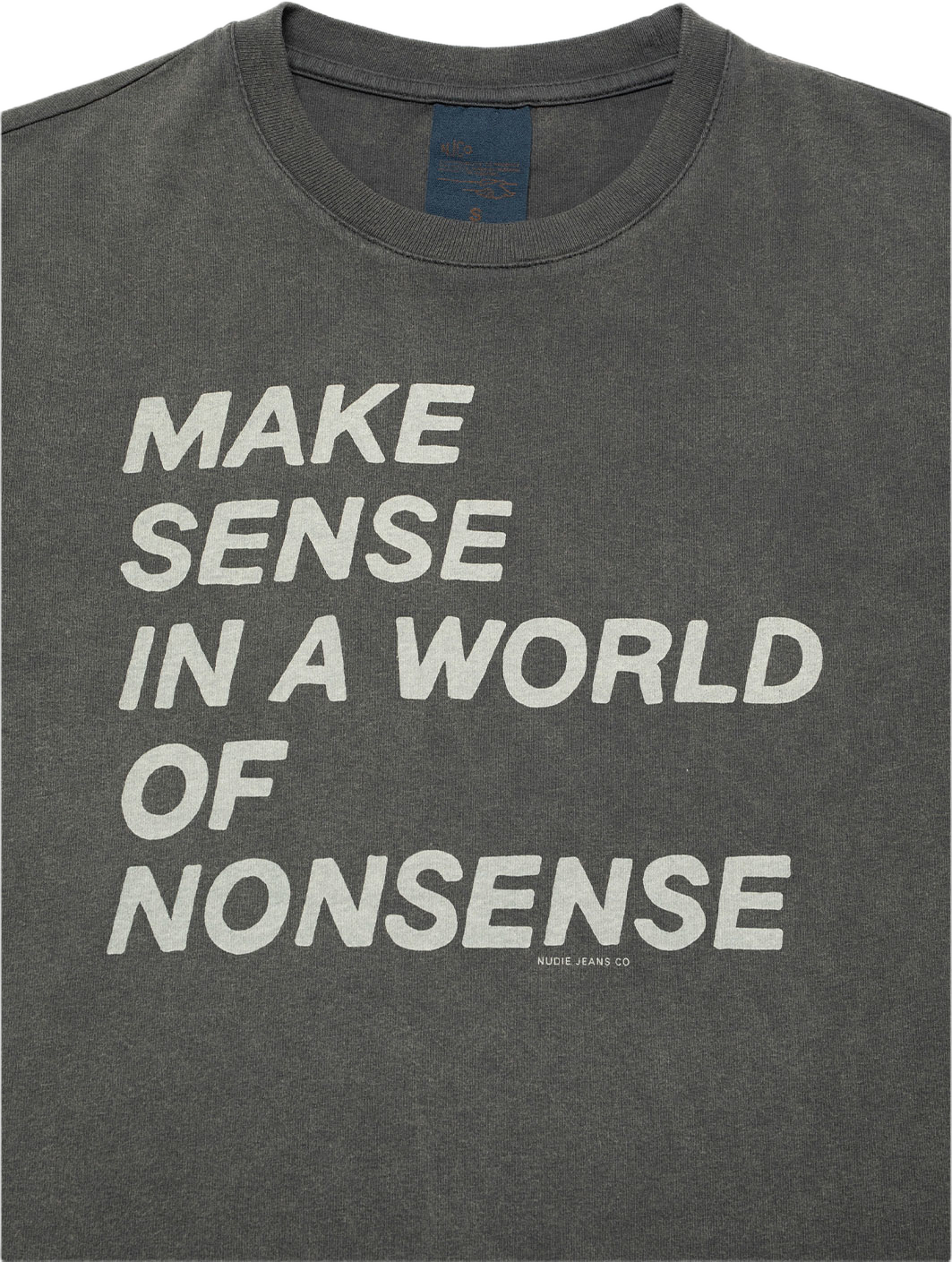 Joni T-Shirt Make Sense, från Nudie Jeans, i färgen Antracite. Klicka för att öppna bilden i stort format