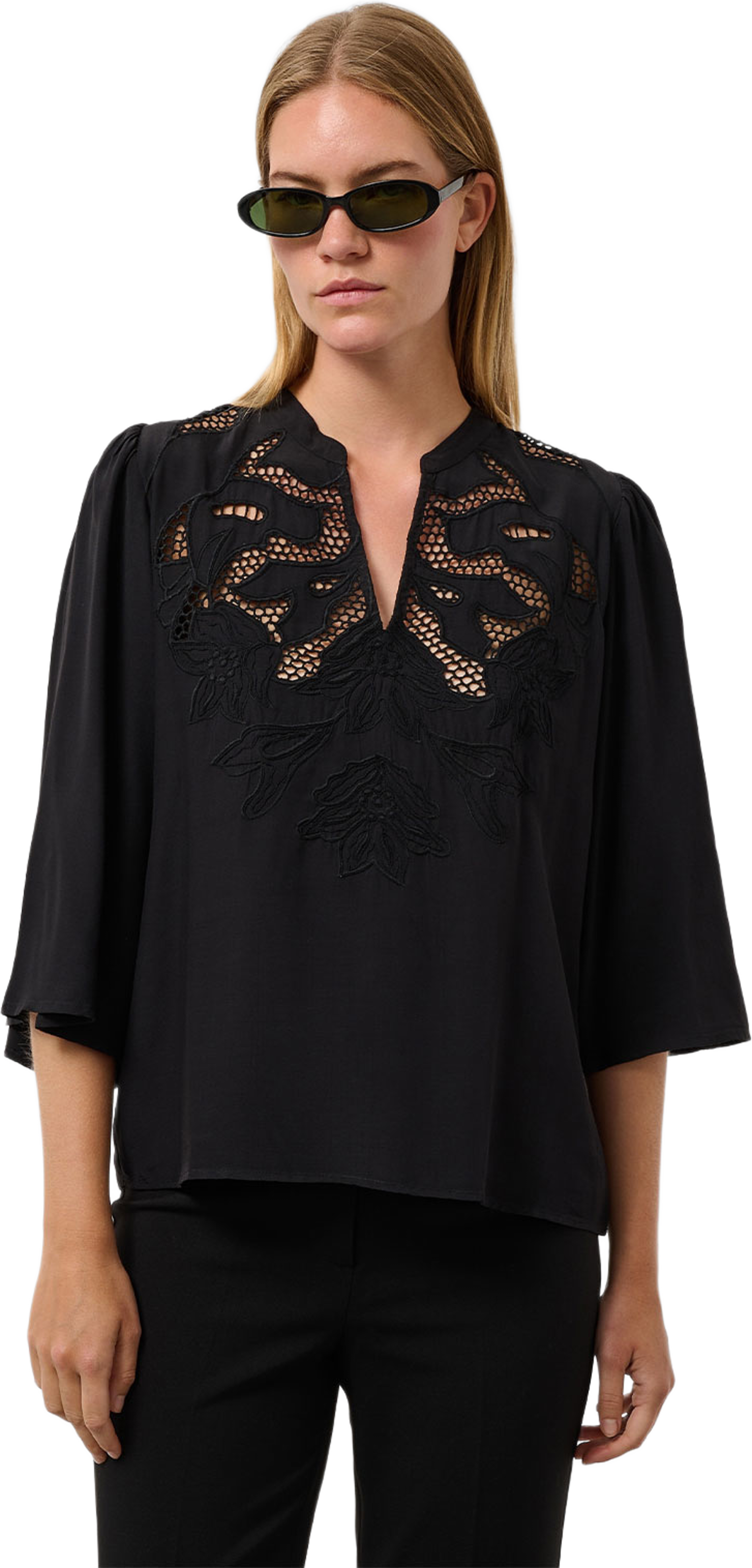 SLLantana Embroidery Blouse SS, från Soaked In Luxury, i färgen Black. Klicka för att öppna bilden i stort format