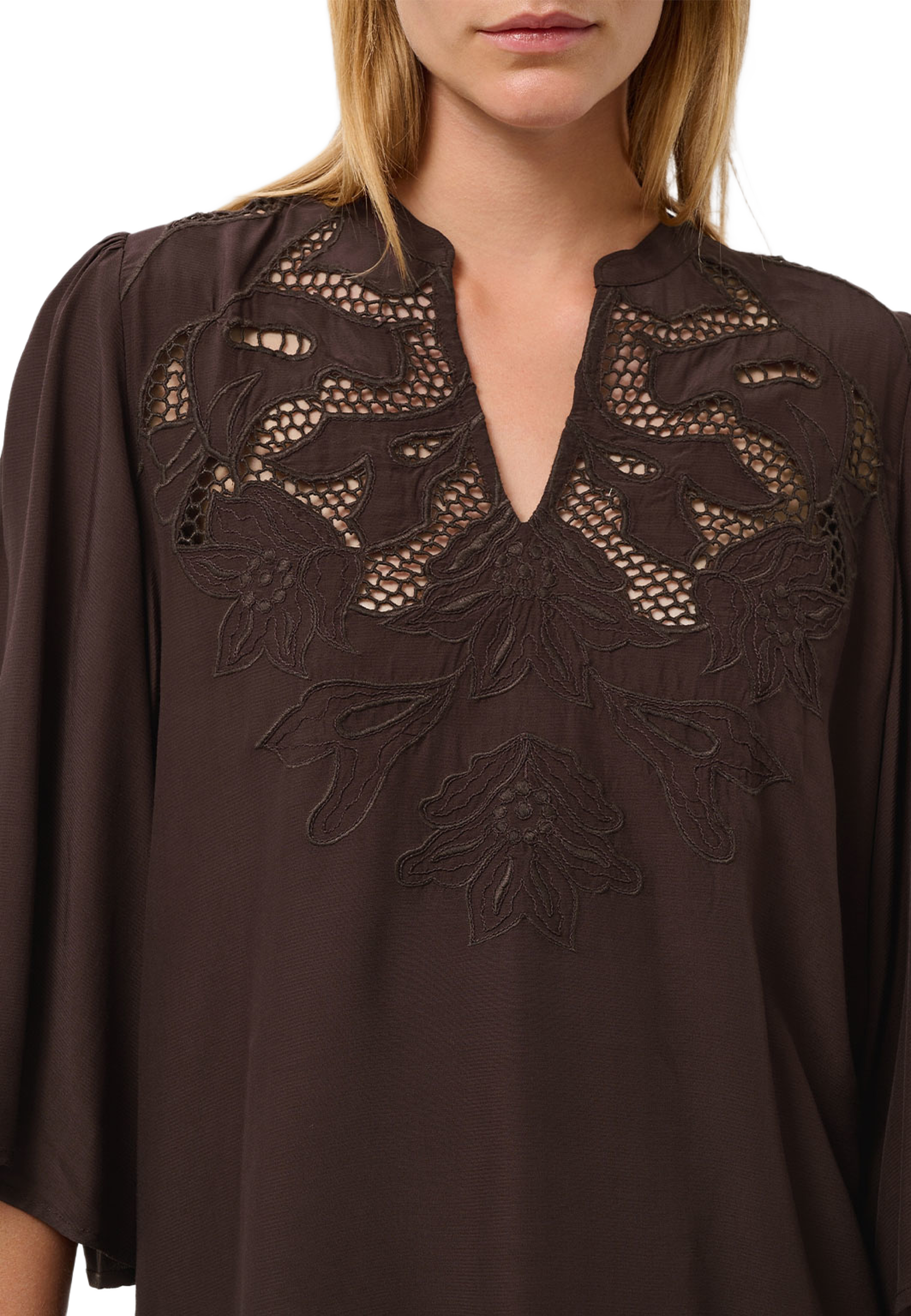 SLLantana Embroidery Blouse SS, från Soaked In Luxury, i färgen Mole'. Klicka för att öppna bilden i stort format