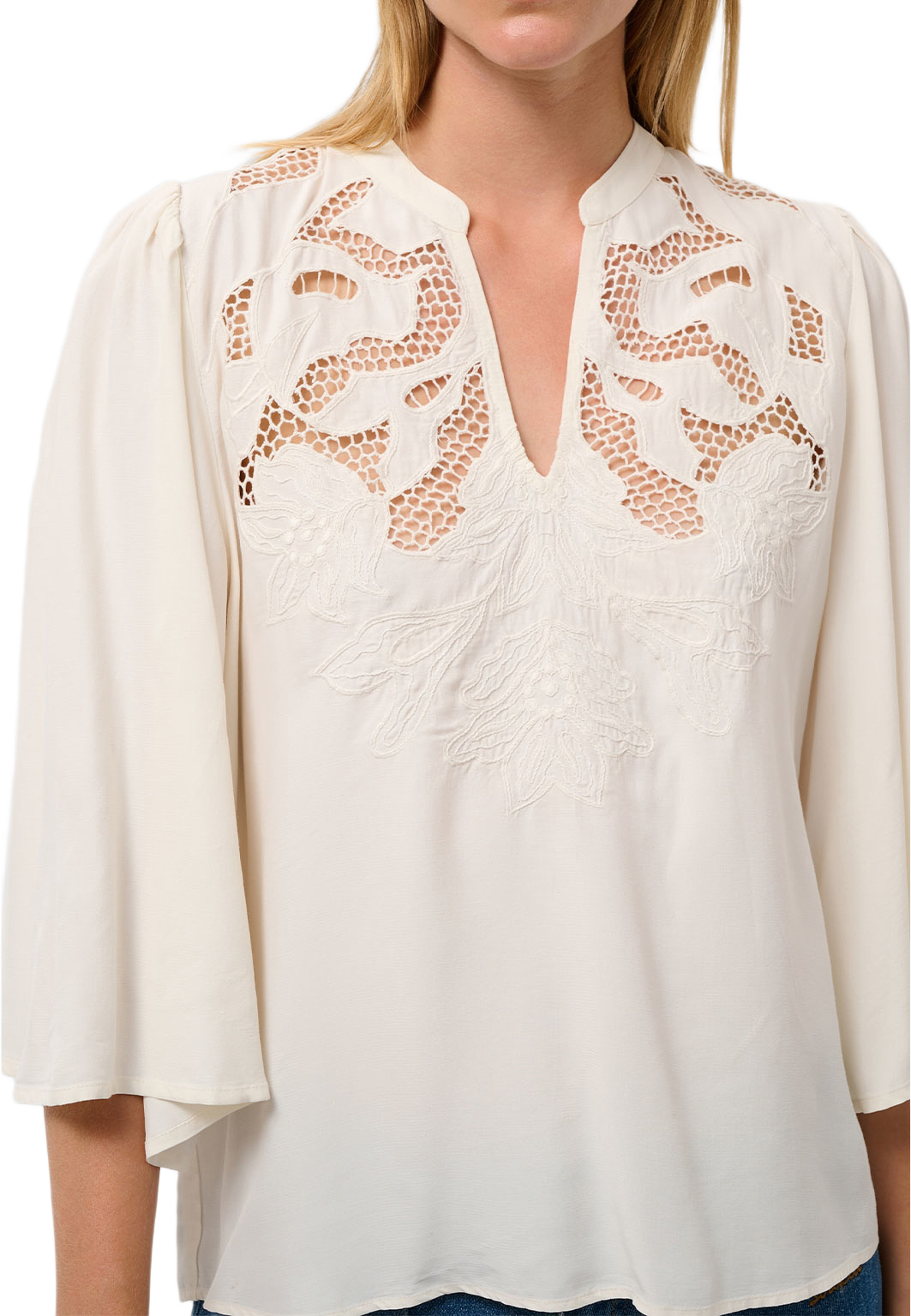 SLLantana Embroidery Blouse SS, från Soaked In Luxury, i färgen Whisper White. Klicka för att öppna bilden i stort format