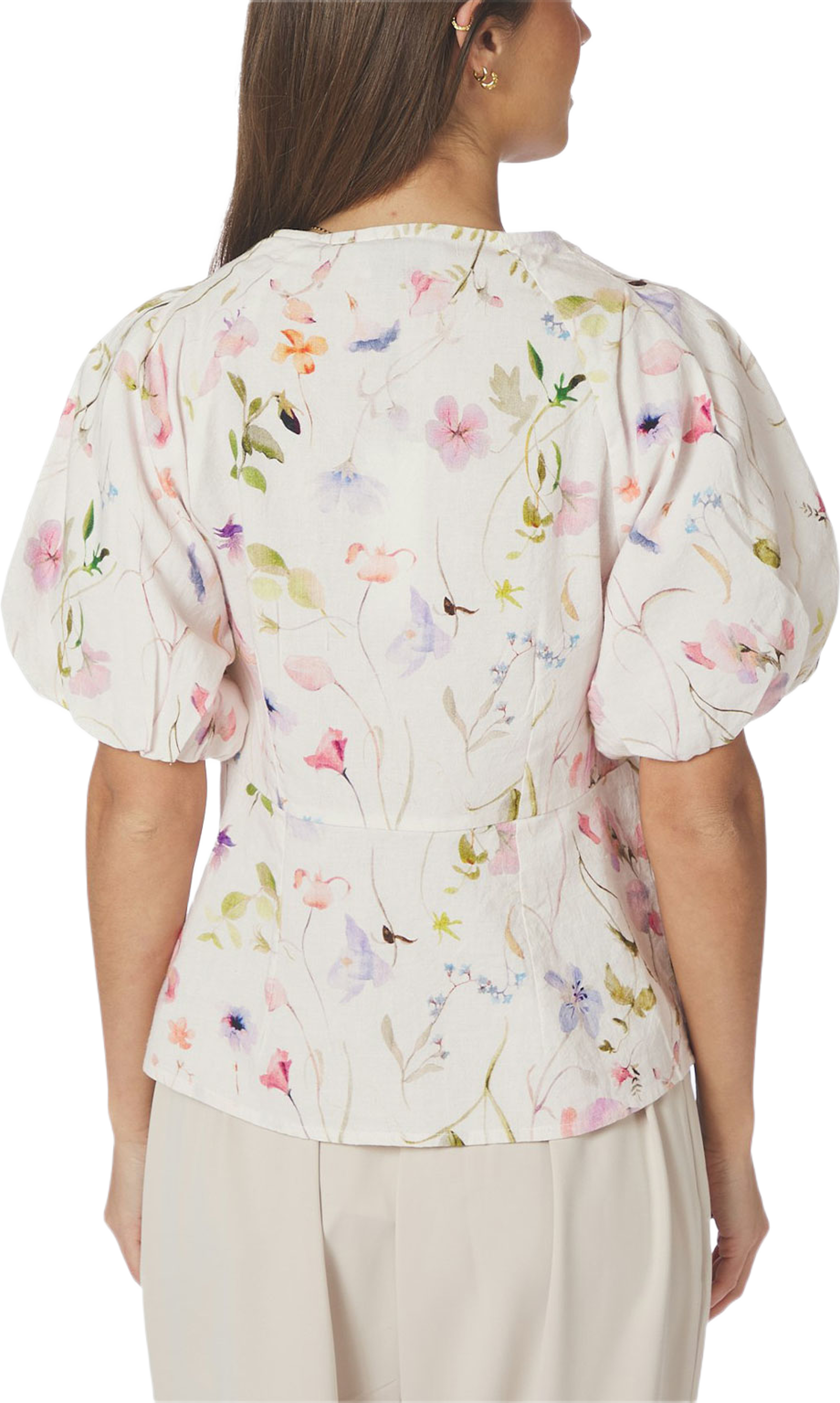 Irina Flower Blouse, från Neo Noir, i färgen Off White. Klicka för att öppna bilden i stort format