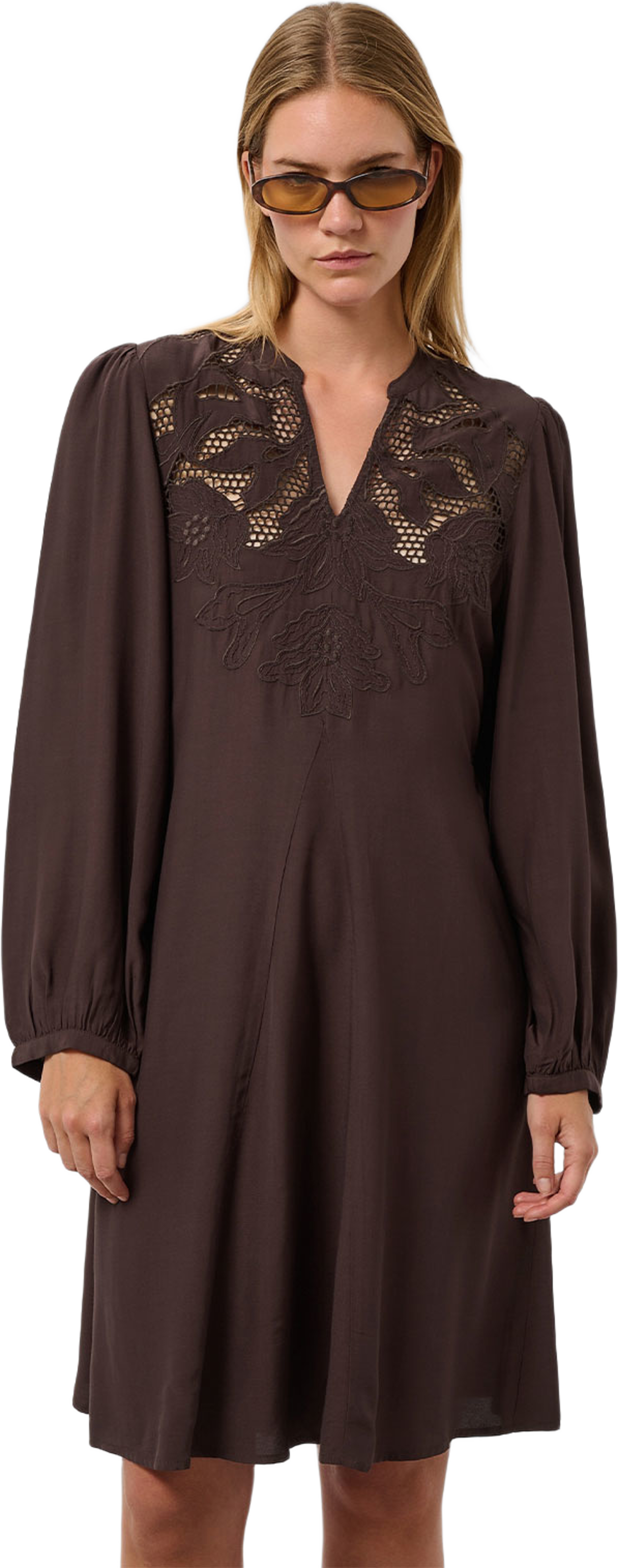SLLantana Embroidery Dress, från Soaked In Luxury, i färgen Mole'. Klicka för att öppna bilden i stort format