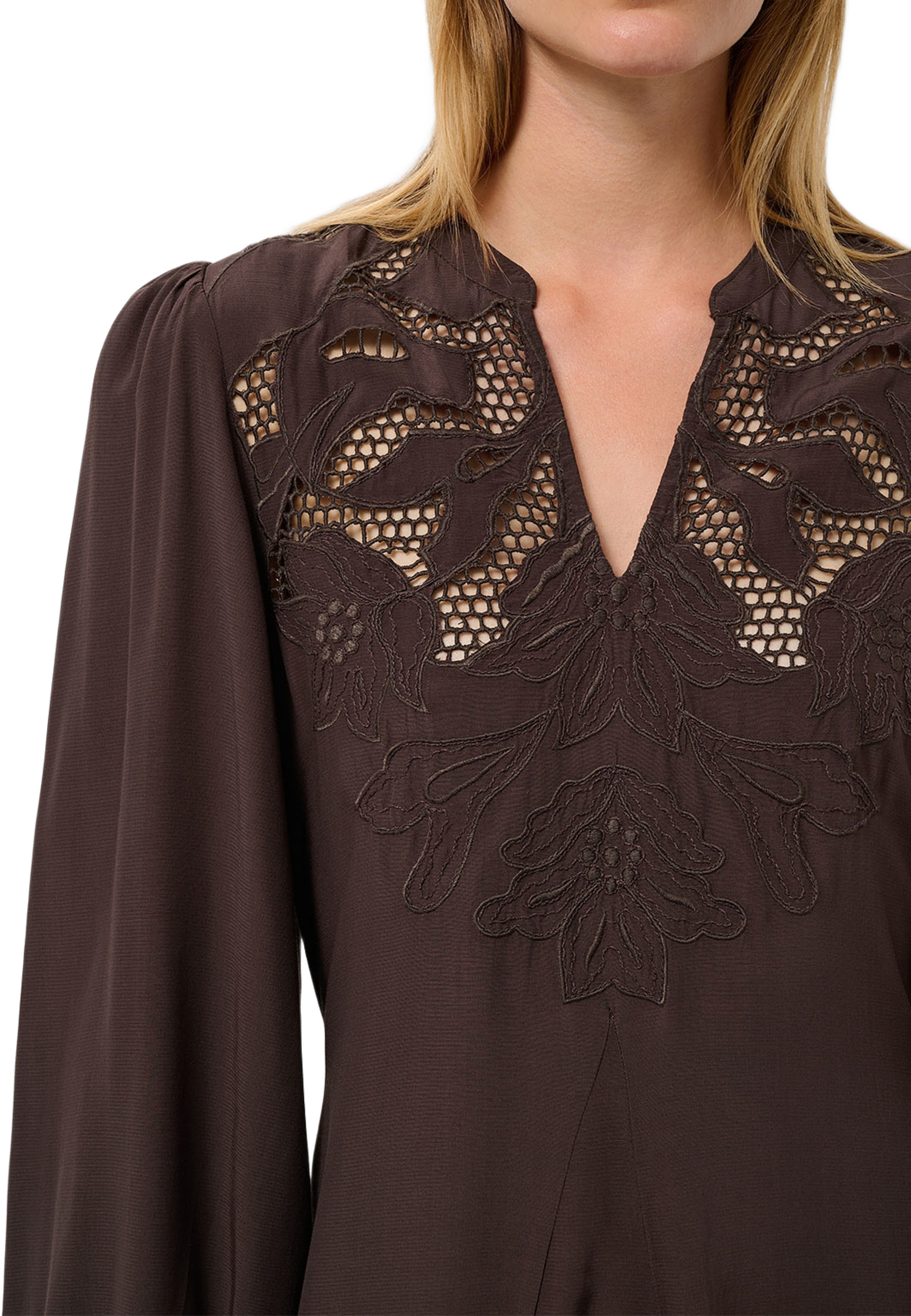 SLLantana Embroidery Dress, från Soaked In Luxury, i färgen Mole'. Klicka för att öppna bilden i stort format