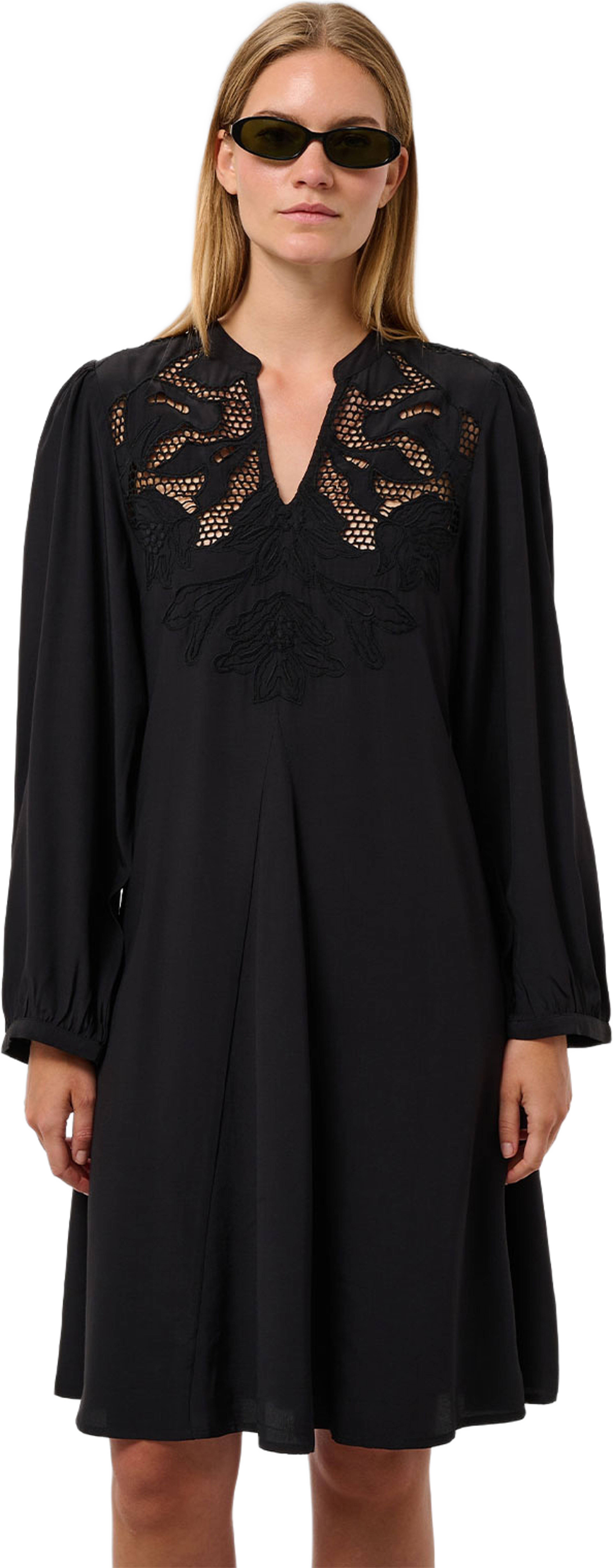SLLantana Embroidery Dress, från Soaked In Luxury, i färgen Black. Klicka för att öppna bilden i stort format