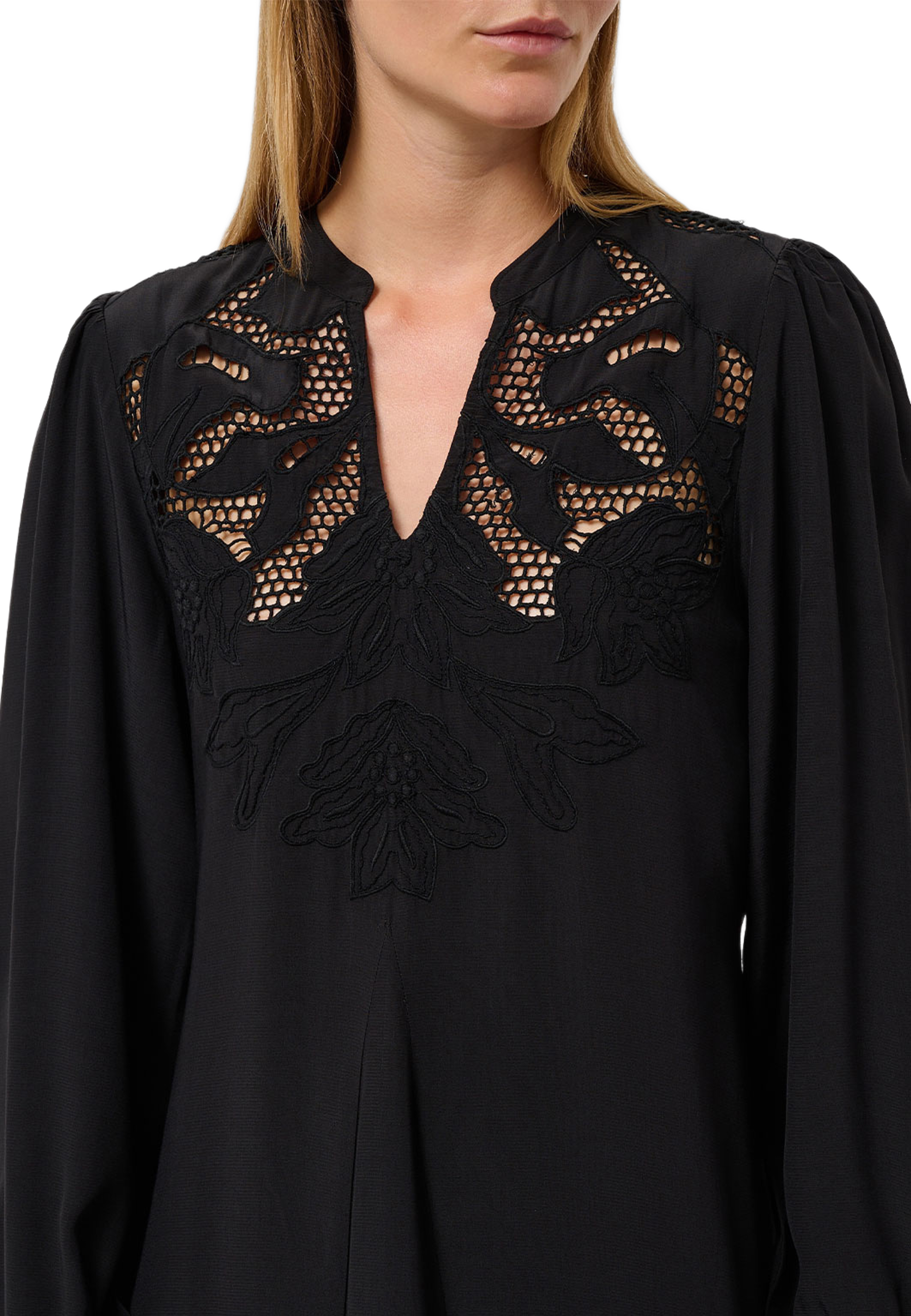 SLLantana Embroidery Dress, från Soaked In Luxury, i färgen Black. Klicka för att öppna bilden i stort format
