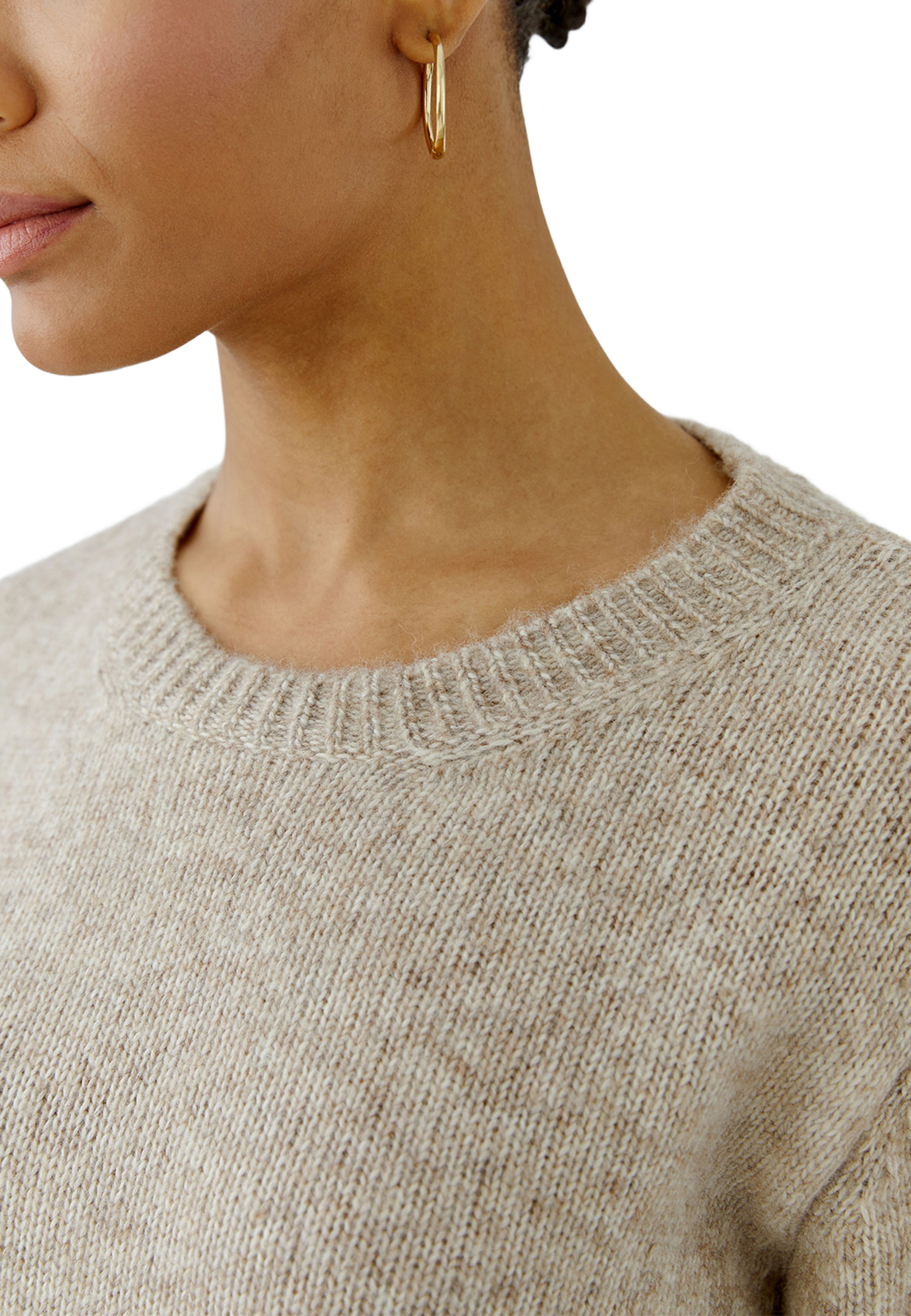 Stickad tröja, från Oui, i färgen Lt.beige Melange. Klicka för att öppna bilden i stort format