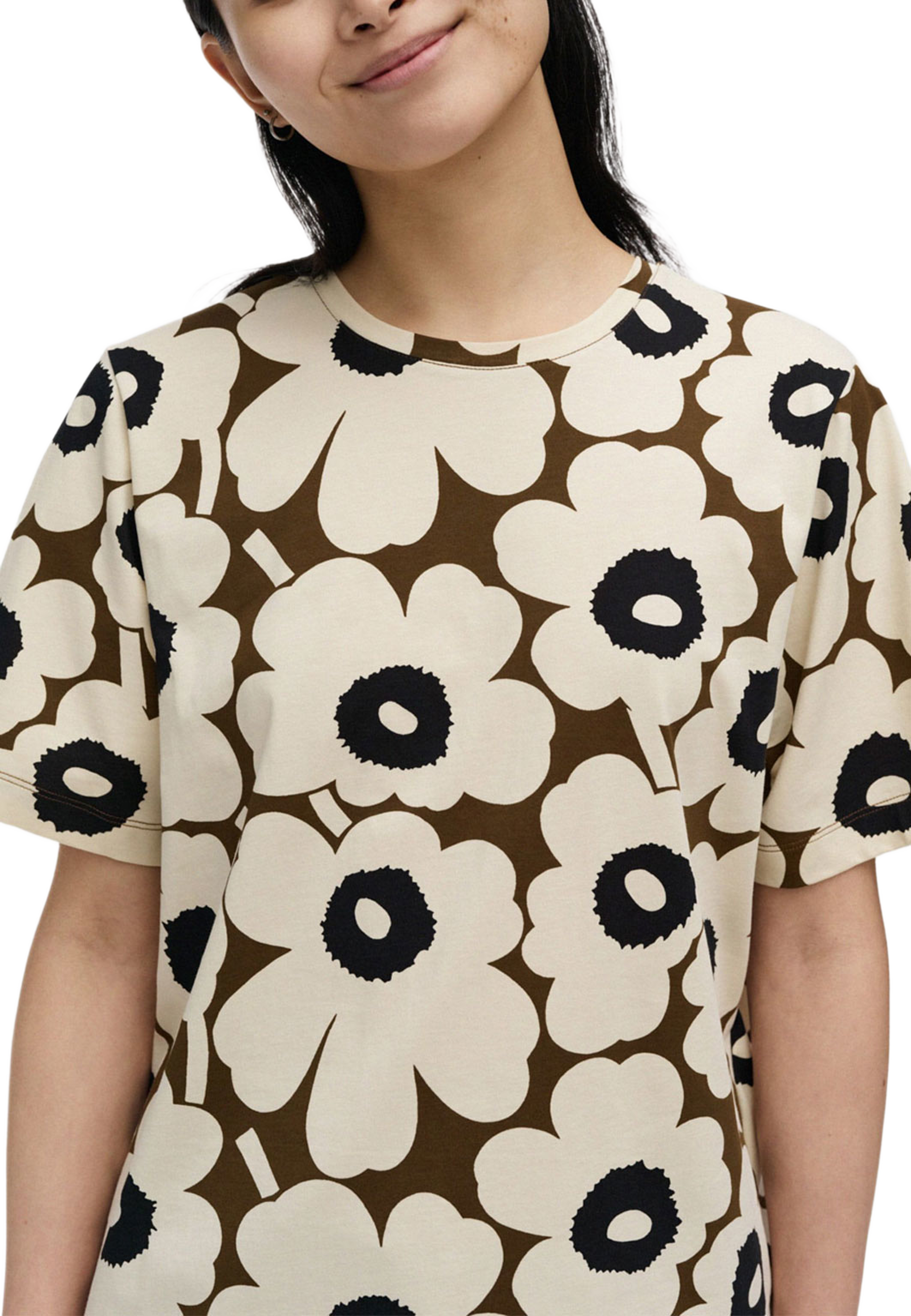 Tunnit Unikko, från Marimekko, i färgen Dark Green, Beige Melange. Klicka för att öppna bilden i stort format