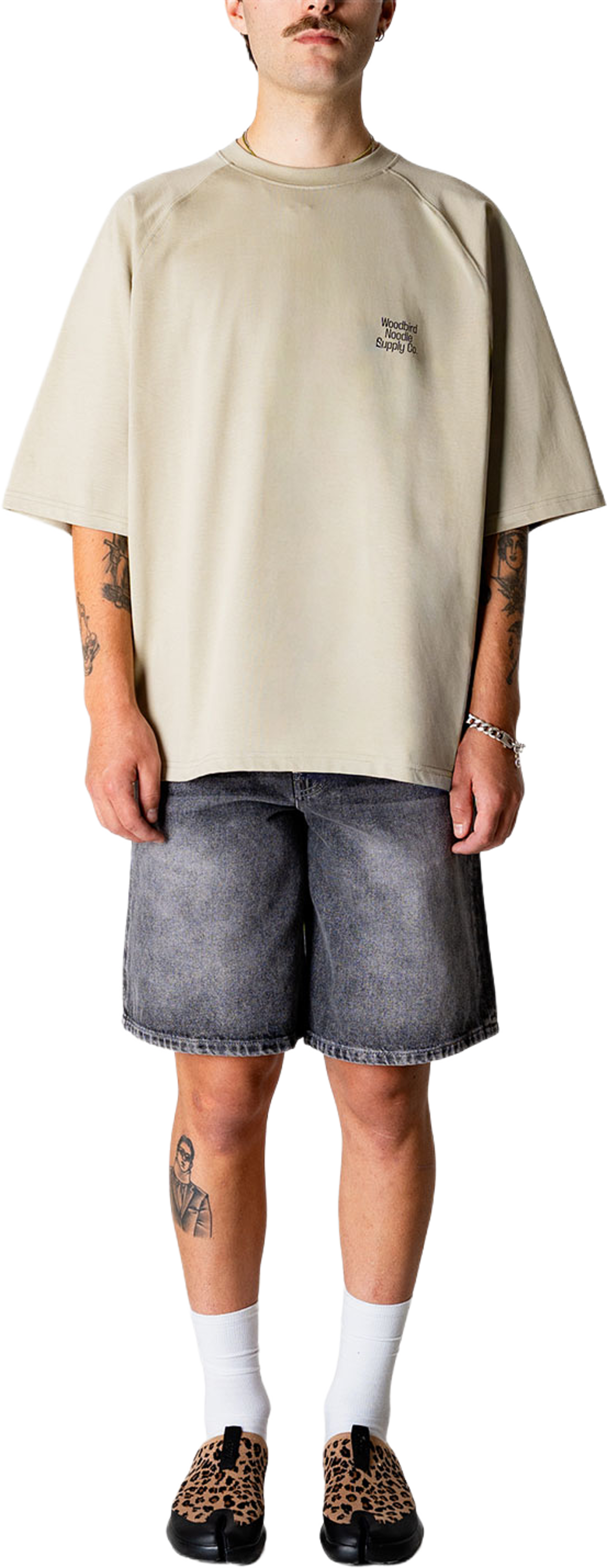 Blake Supply Tee, från Woodbird, i färgen Stone. Klicka för att öppna bilden i stort format