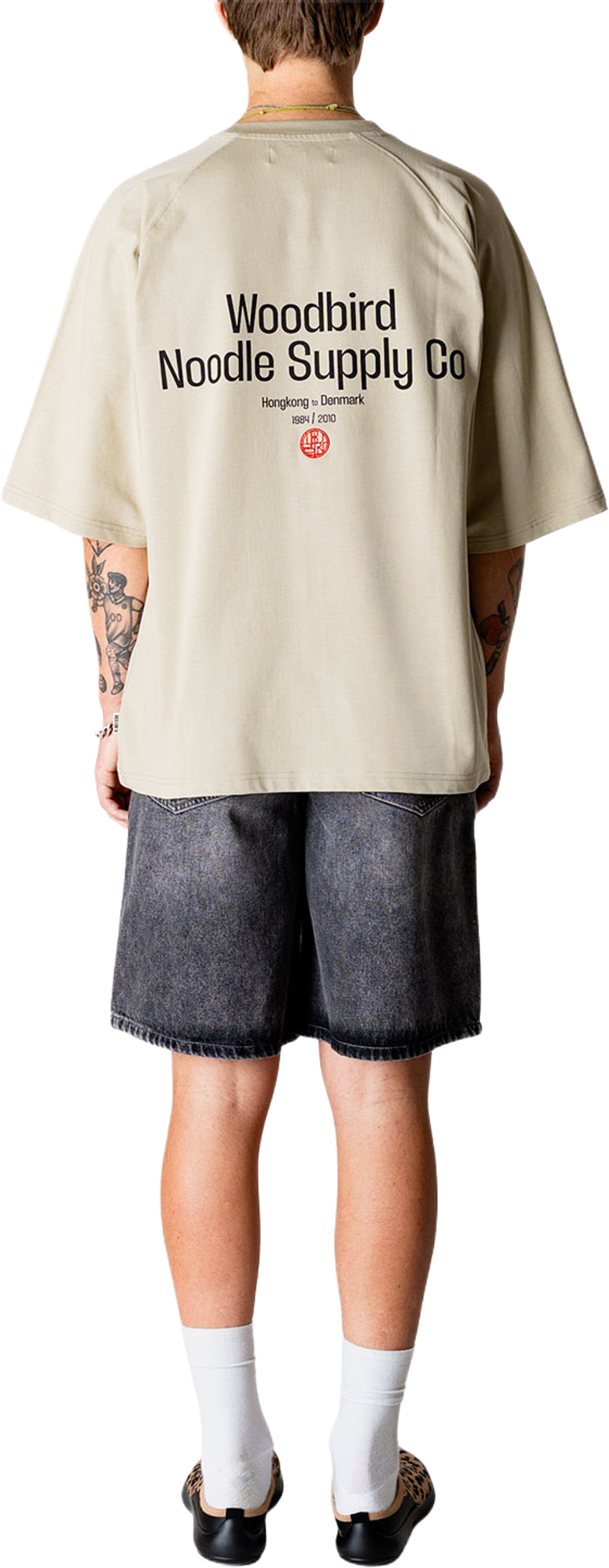 Blake Supply Tee, från Woodbird, i färgen Stone. Klicka för att öppna bilden i stort format