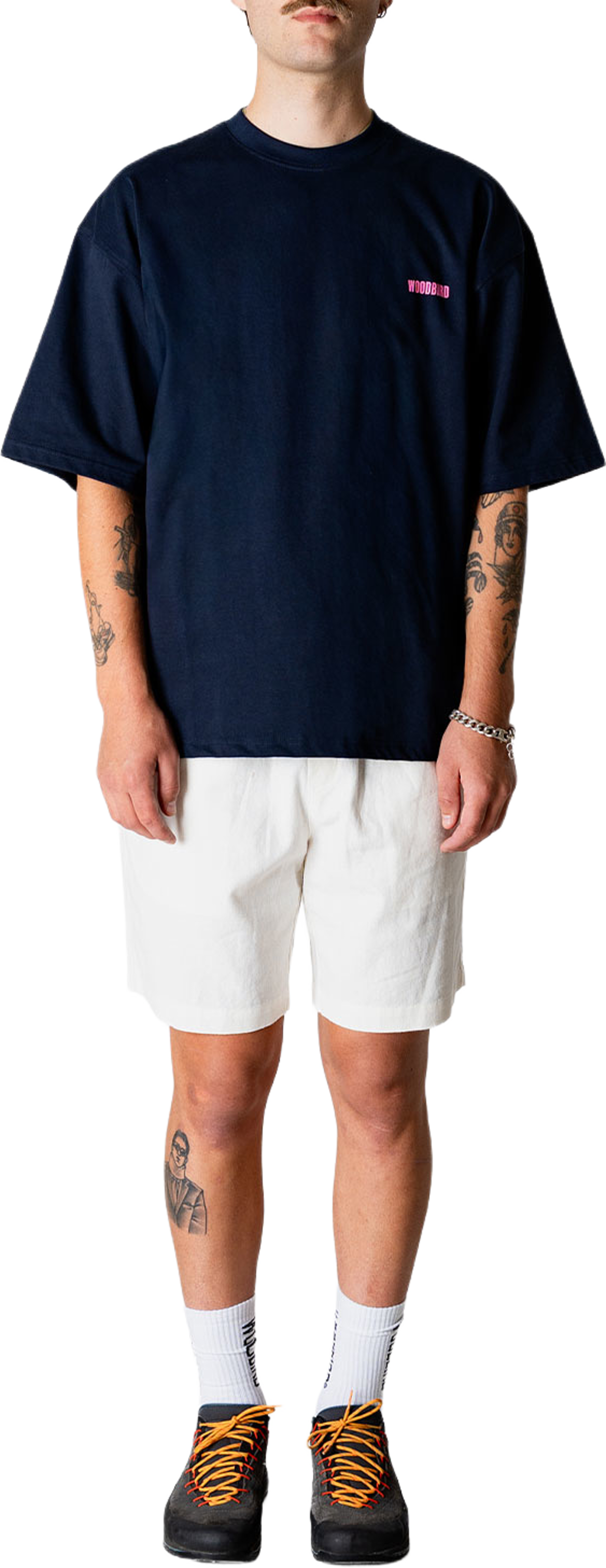 Beam Book Tee, från Woodbird, i färgen Dark Navy. Klicka för att öppna bilden i stort format