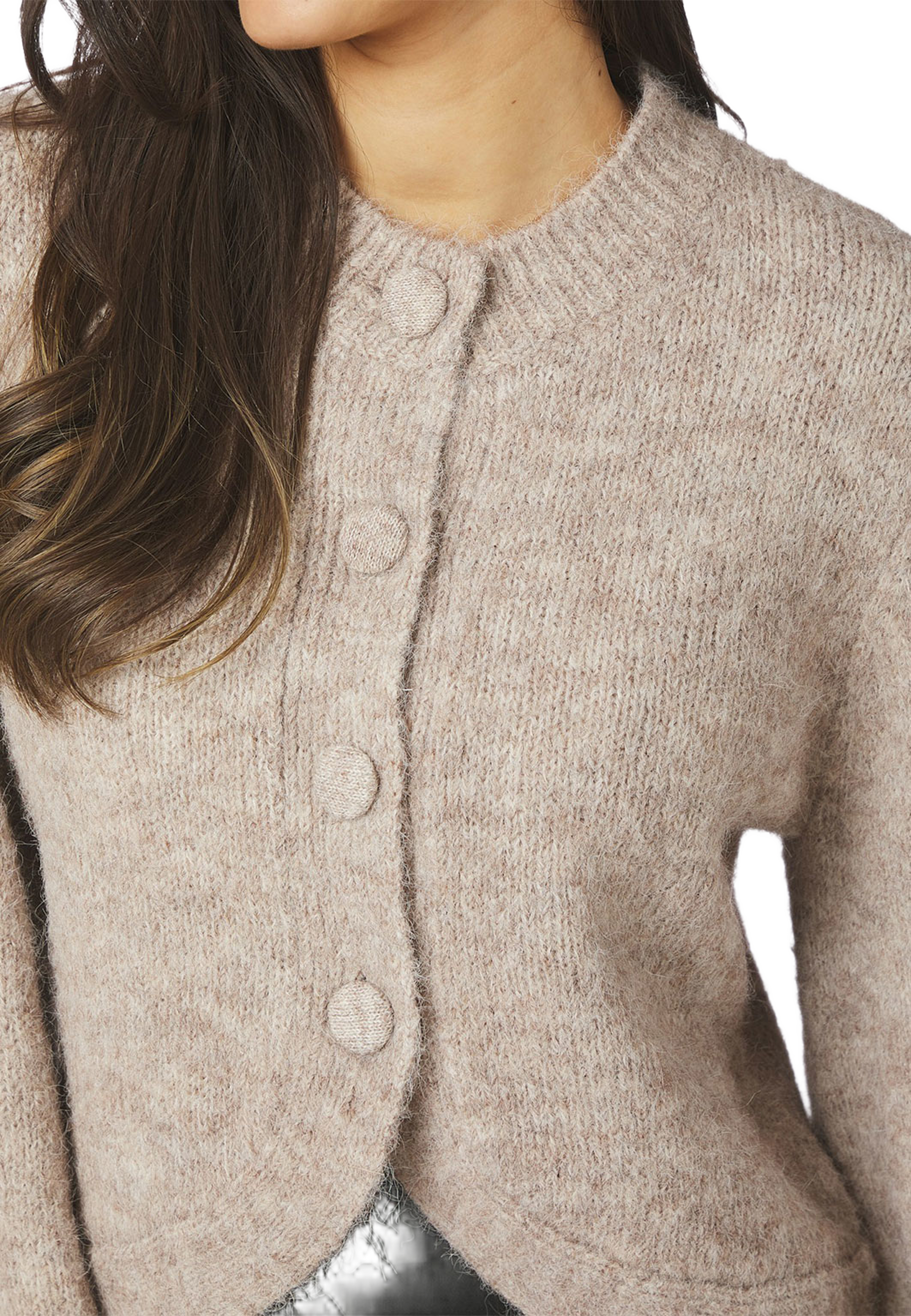 Gio Fluffy Knit Cardigan, från Neo Noir, i färgen Beige Melange. Klicka för att öppna bilden i stort format