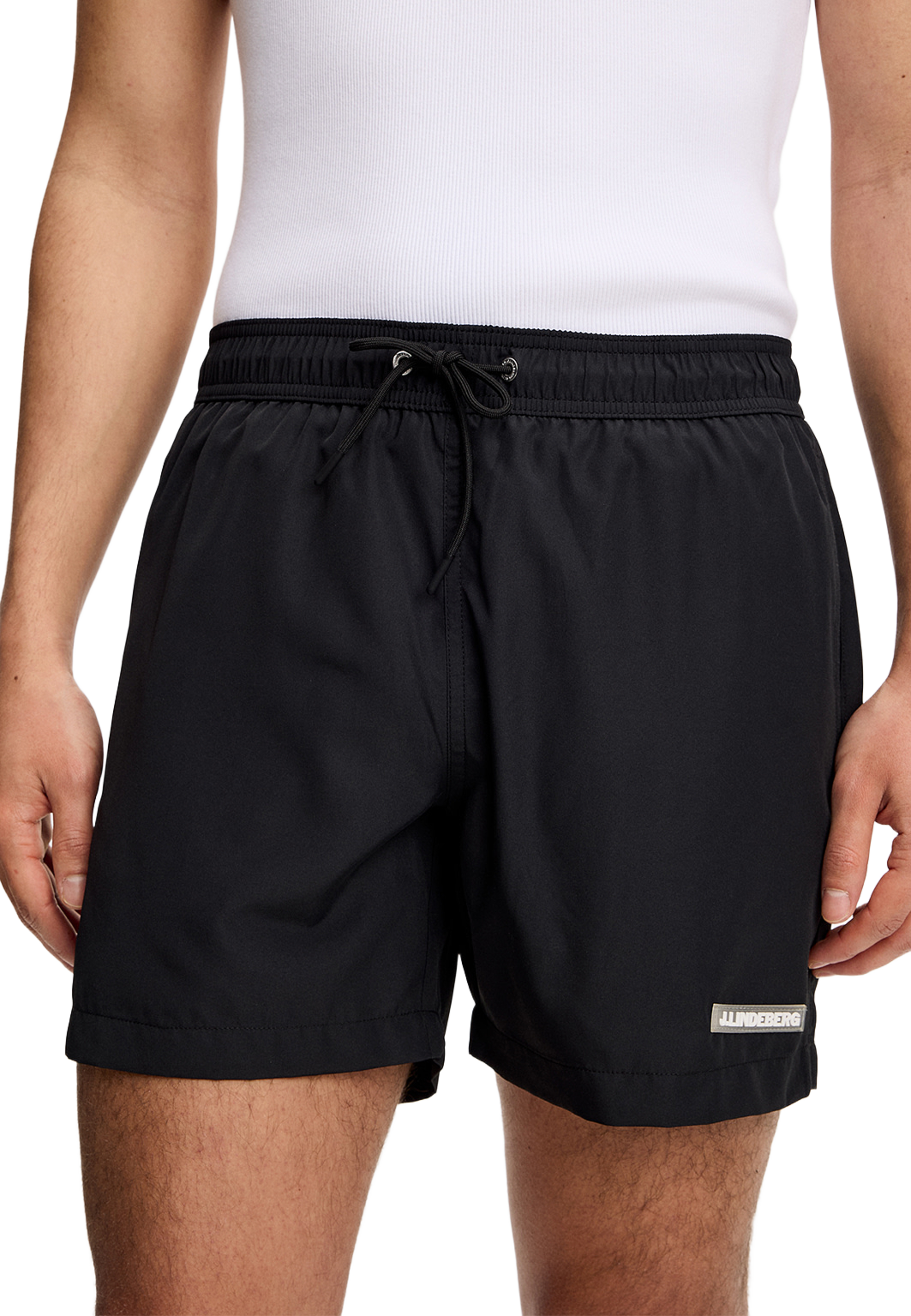 Banks Solid Swim shorts, från J.Lindeberg, i färgen Black. Klicka för att öppna bilden i stort format