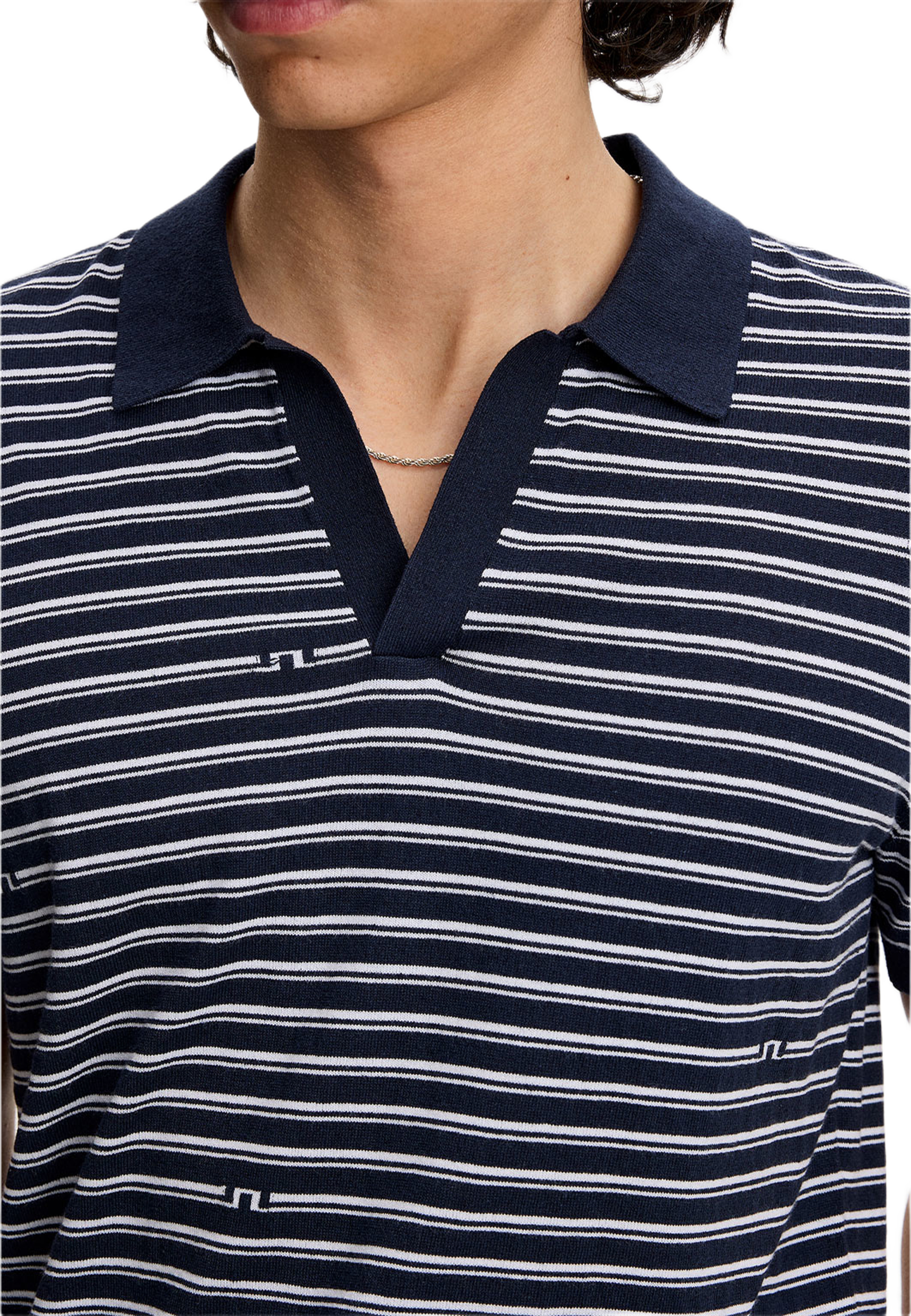 Ben Structure Stripe Polo, från J.Lindeberg, i färgen Bridge Stripe Navy. Klicka för att öppna bilden i stort format