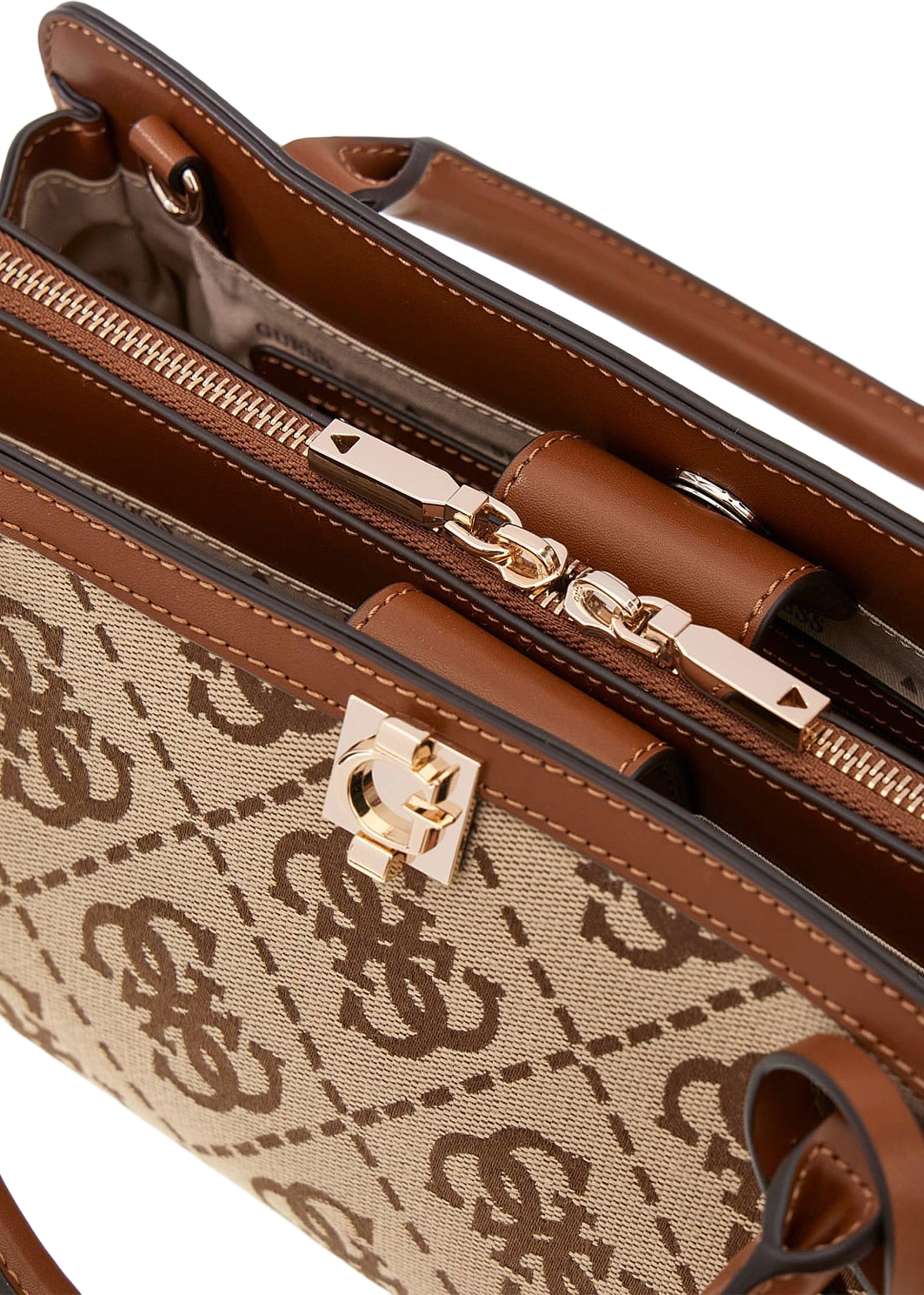 Audrey Logo SML Grand Satchel, från Guess, i färgen Latte Logo. Klicka för att öppna bilden i stort format