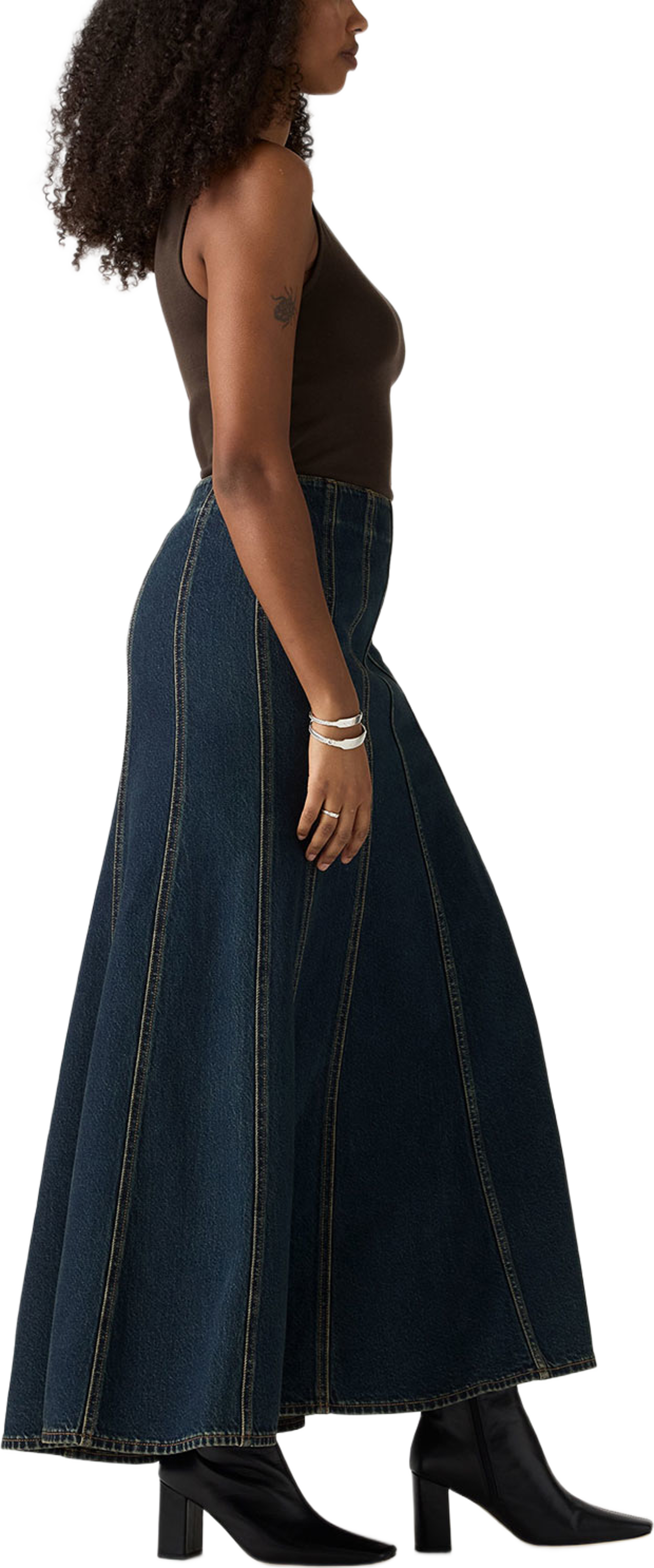 Seamed Flare Skirt, från Levi's, i färgen Med Indigo - Flat Finish. Klicka för att öppna bilden i stort format
