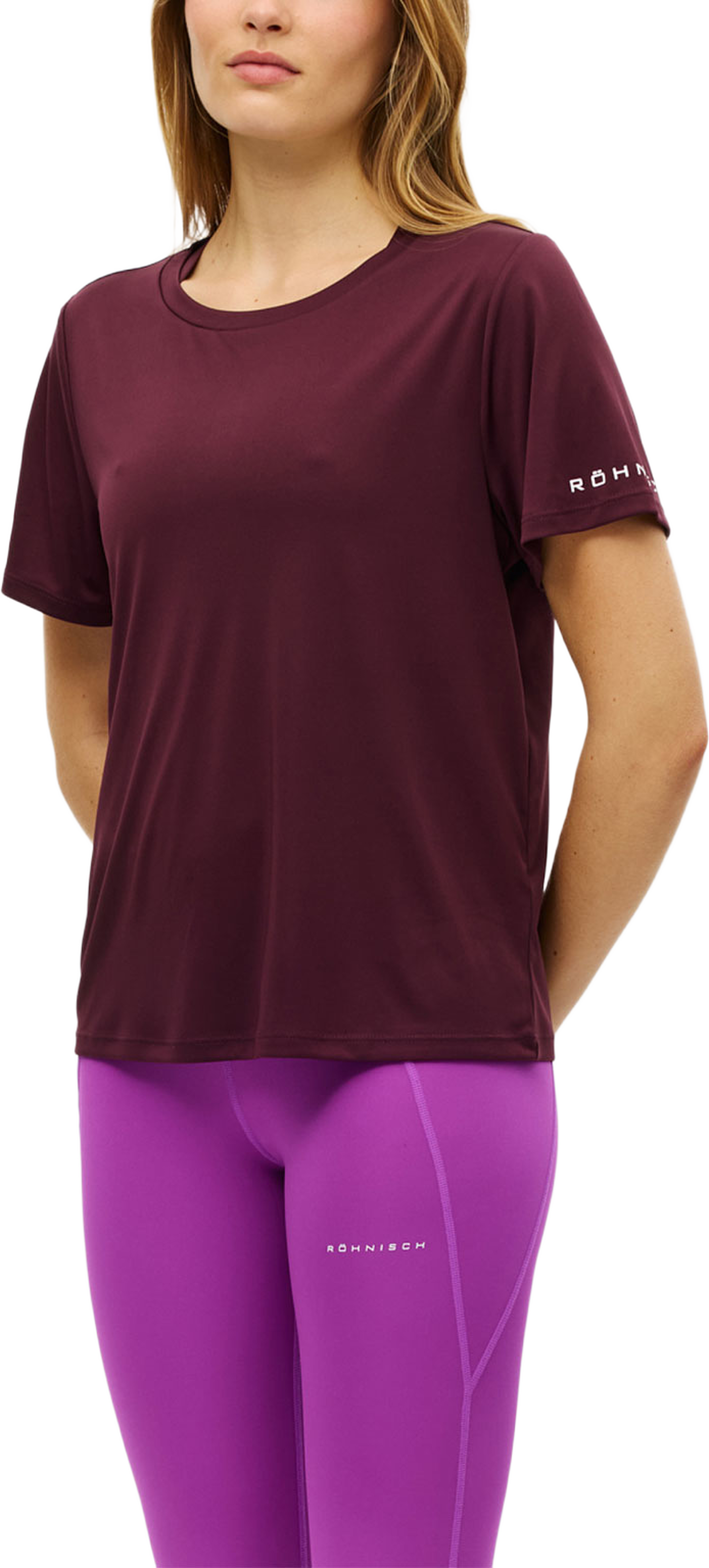 Team Logo Tee, från Röhnisch, i färgen Winetasting. Klicka för att öppna bilden i stort format