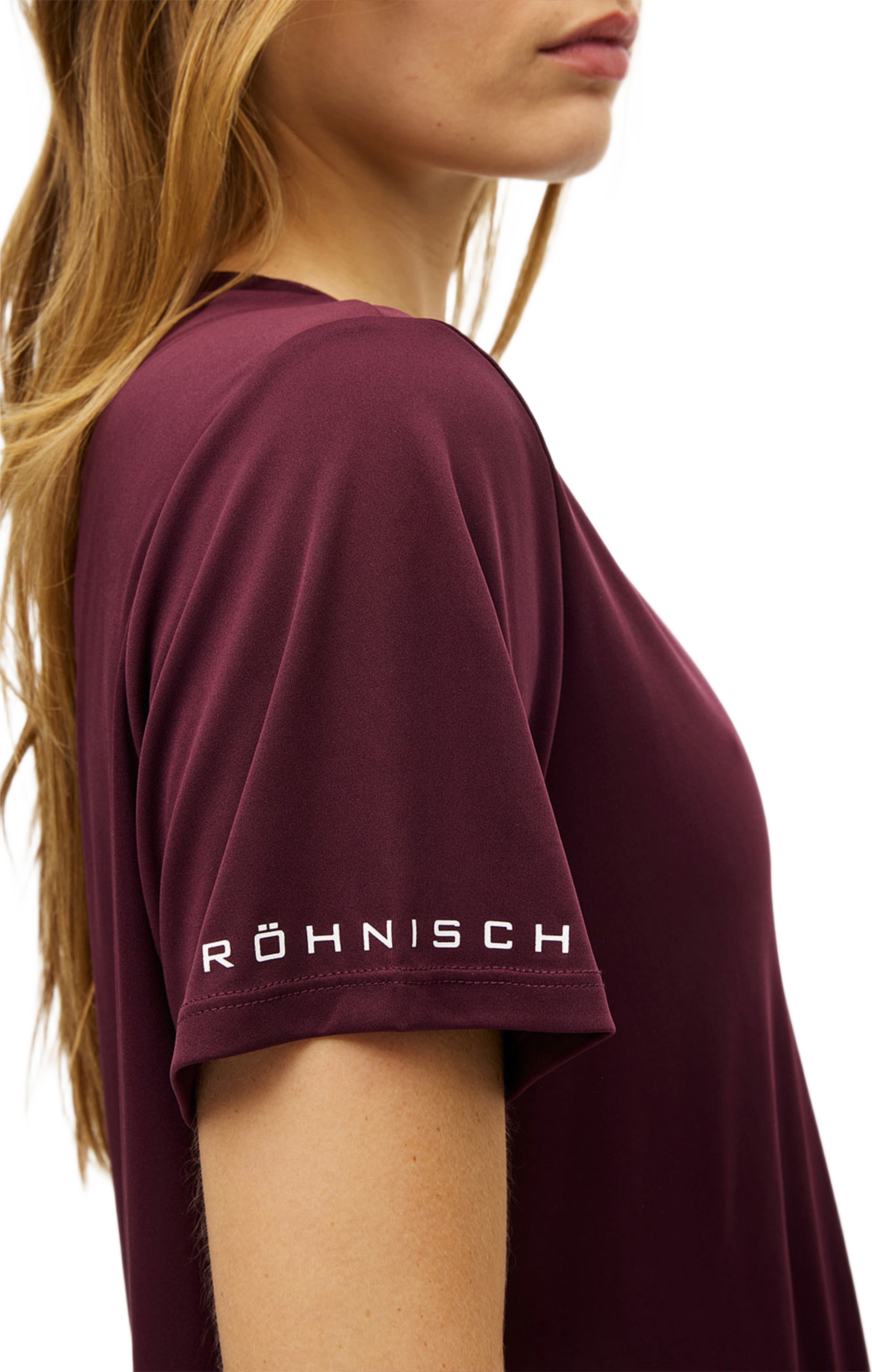 Team Logo Tee, från Röhnisch, i färgen Winetasting. Klicka för att öppna bilden i stort format