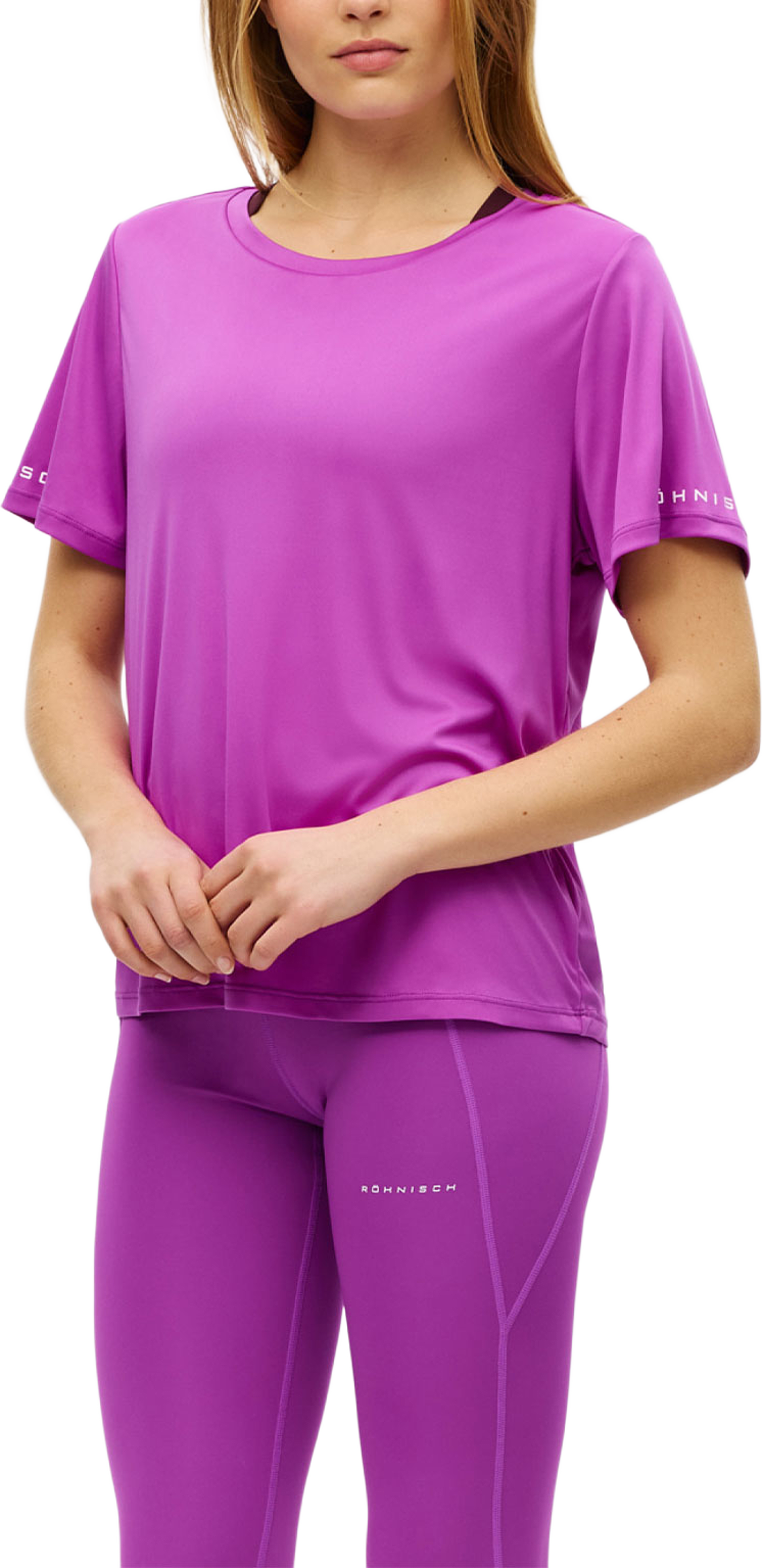 Team Logo Tee, från Röhnisch, i färgen Purple Cactus Flower. Klicka för att öppna bilden i stort format