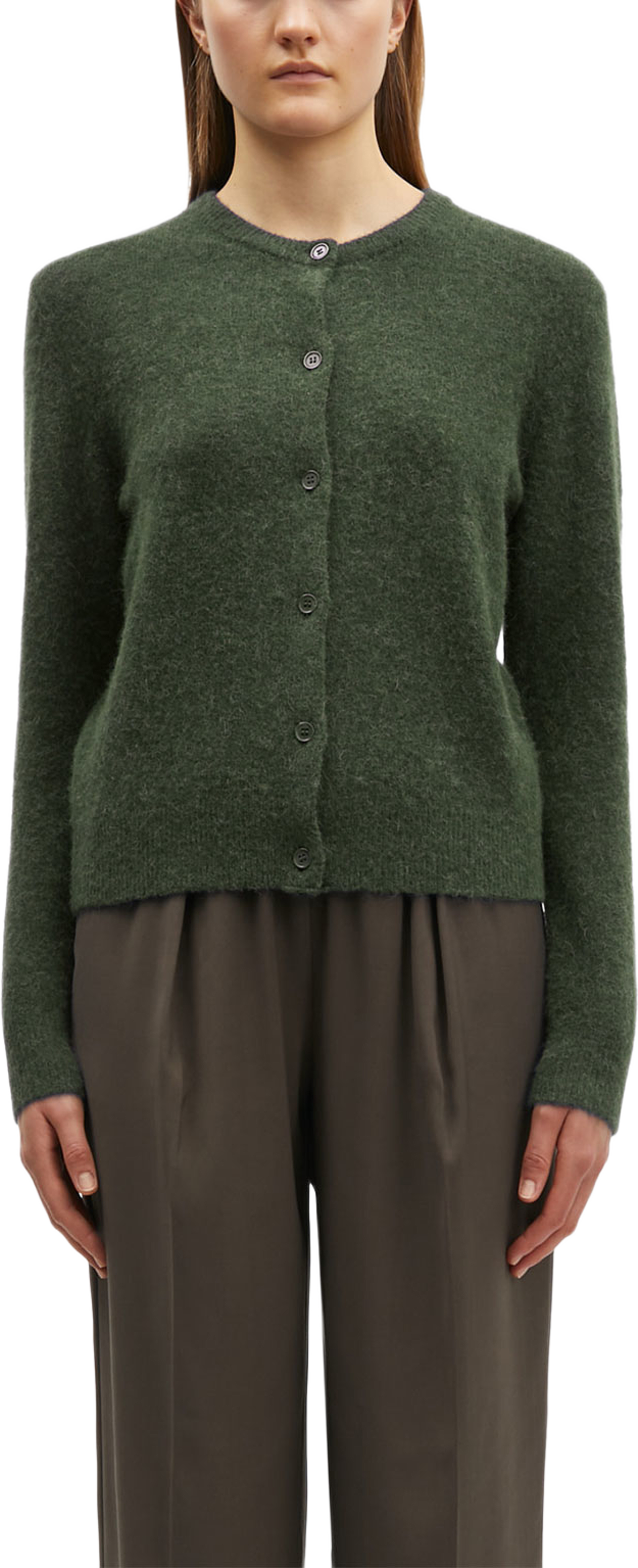 Nor short cardigan 7355, från SAMSOE SAMSOE, i färgen Forest Night. Klicka för att öppna bilden i stort format