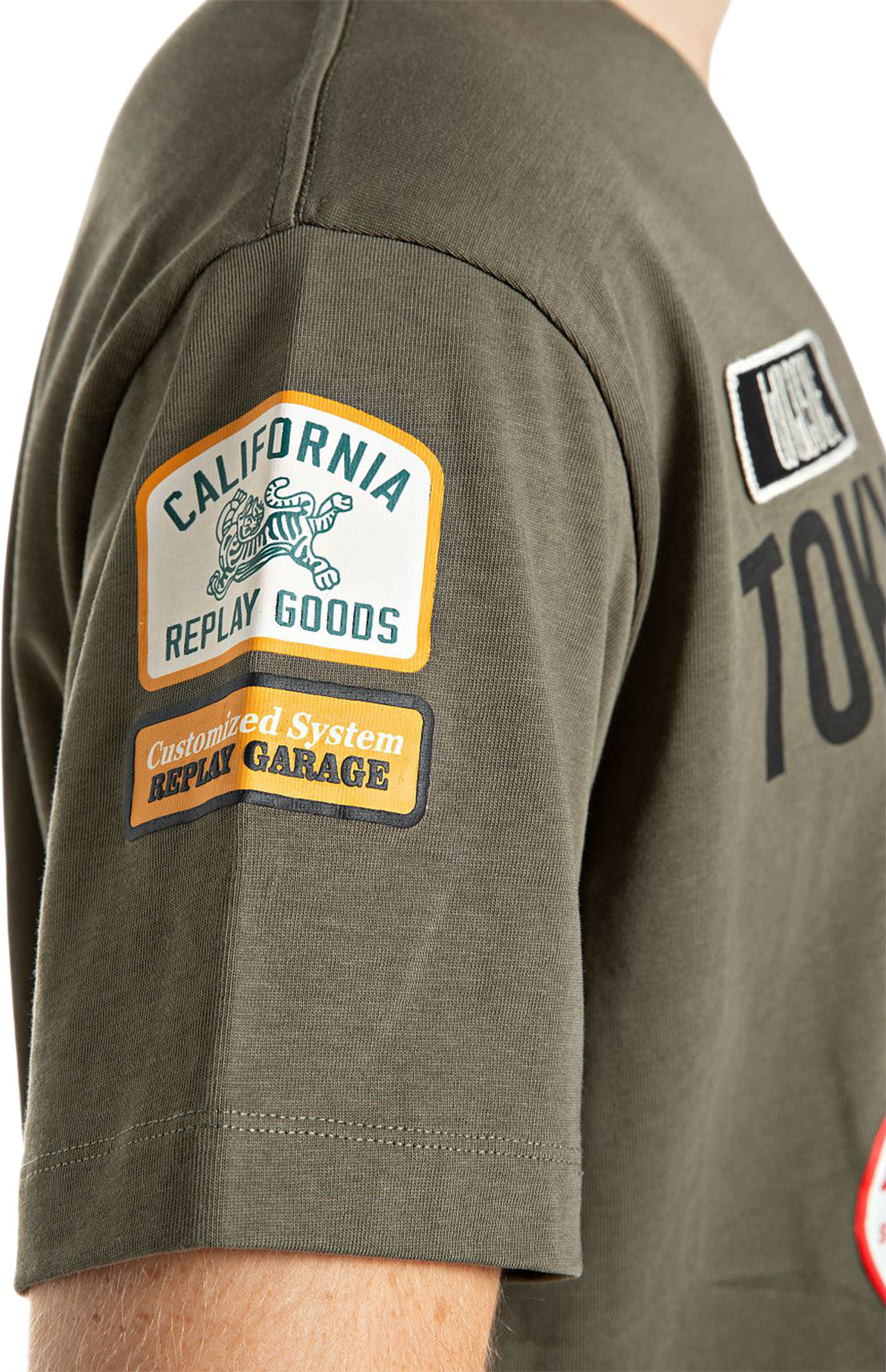 T-Shirt with Patches and Pocket, från Replay, i färgen Ivy Green. Klicka för att öppna bilden i stort format