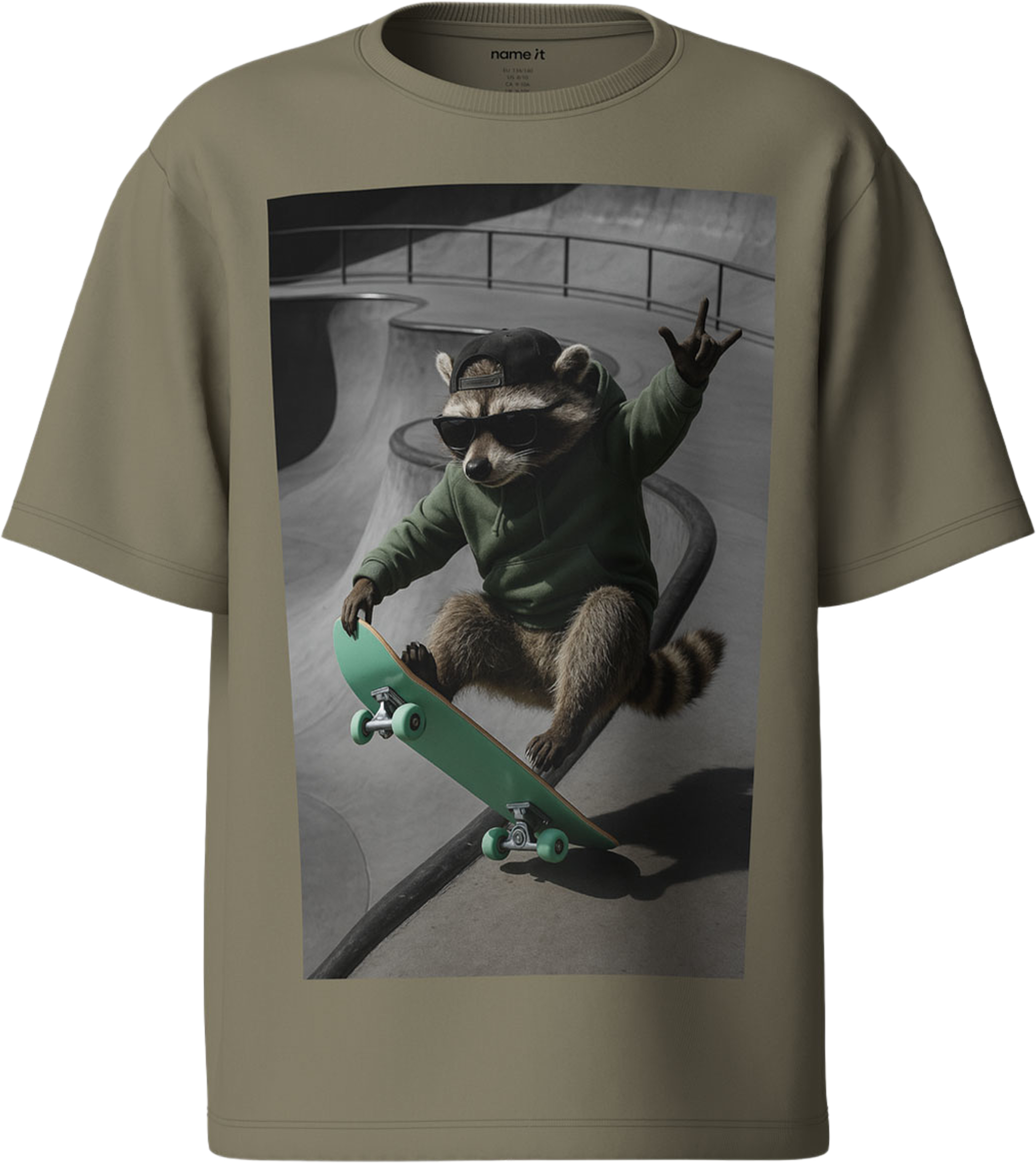 NKMVOTO SS NREG TOP, från Name It, i färgen Mermaid Raccoon Skater. Klicka för att öppna bilden i stort format