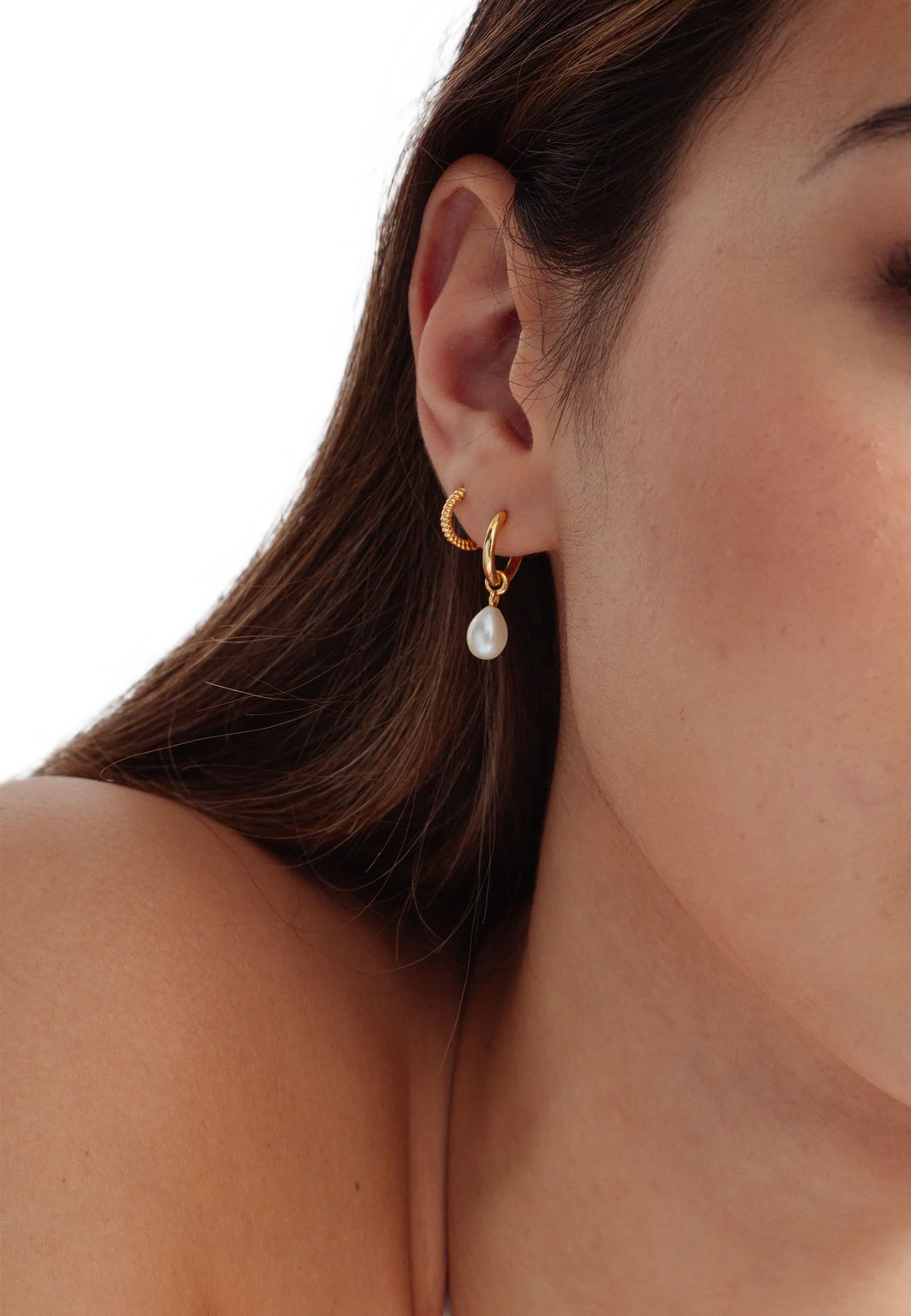 Treasure Pearl Hoops, från Syster P, i färgen Gold. Klicka för att öppna bilden i stort format