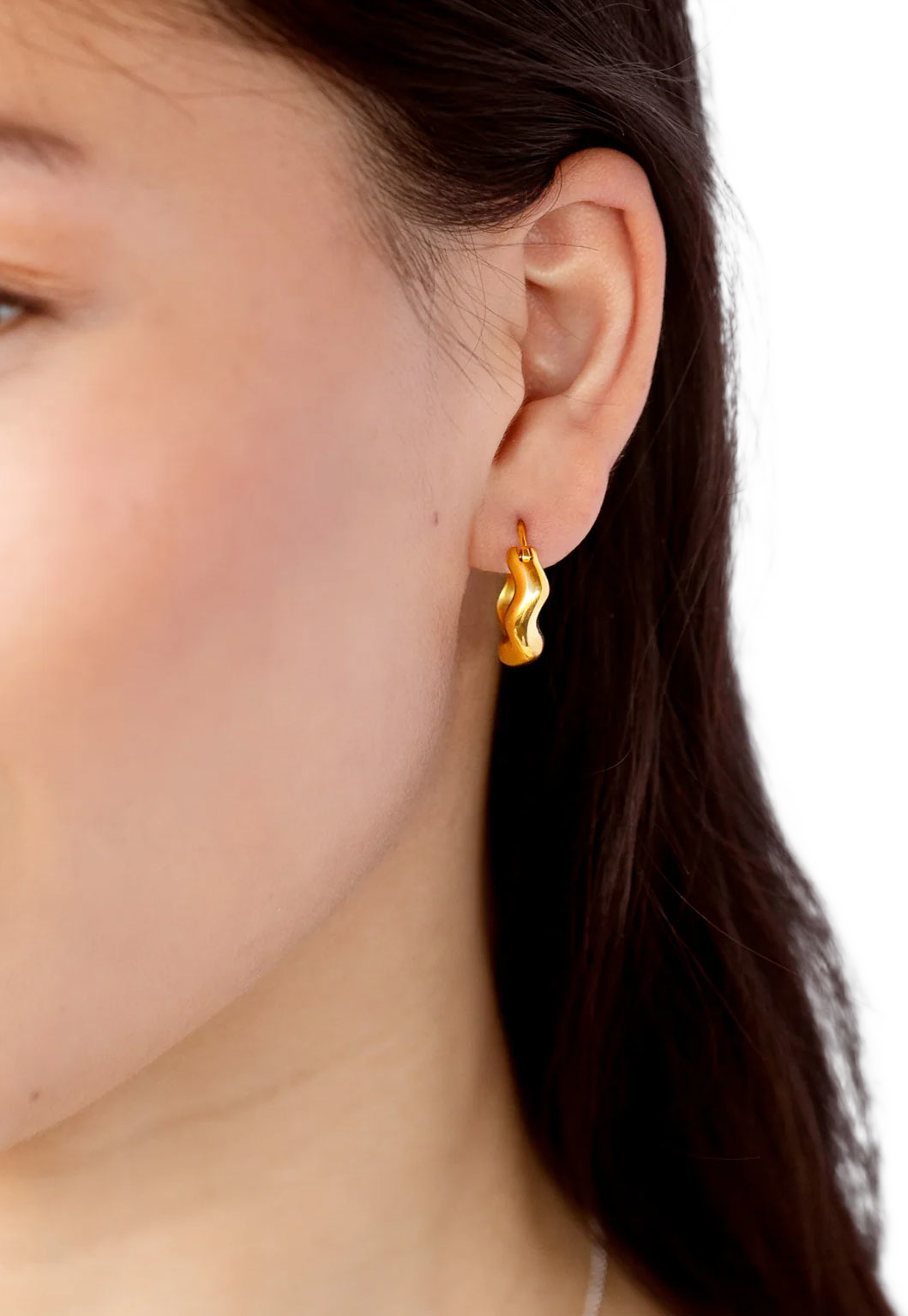 Bolded Wavy Earrings Shiny, från Syster P, i färgen Gold. Klicka för att öppna bilden i stort format