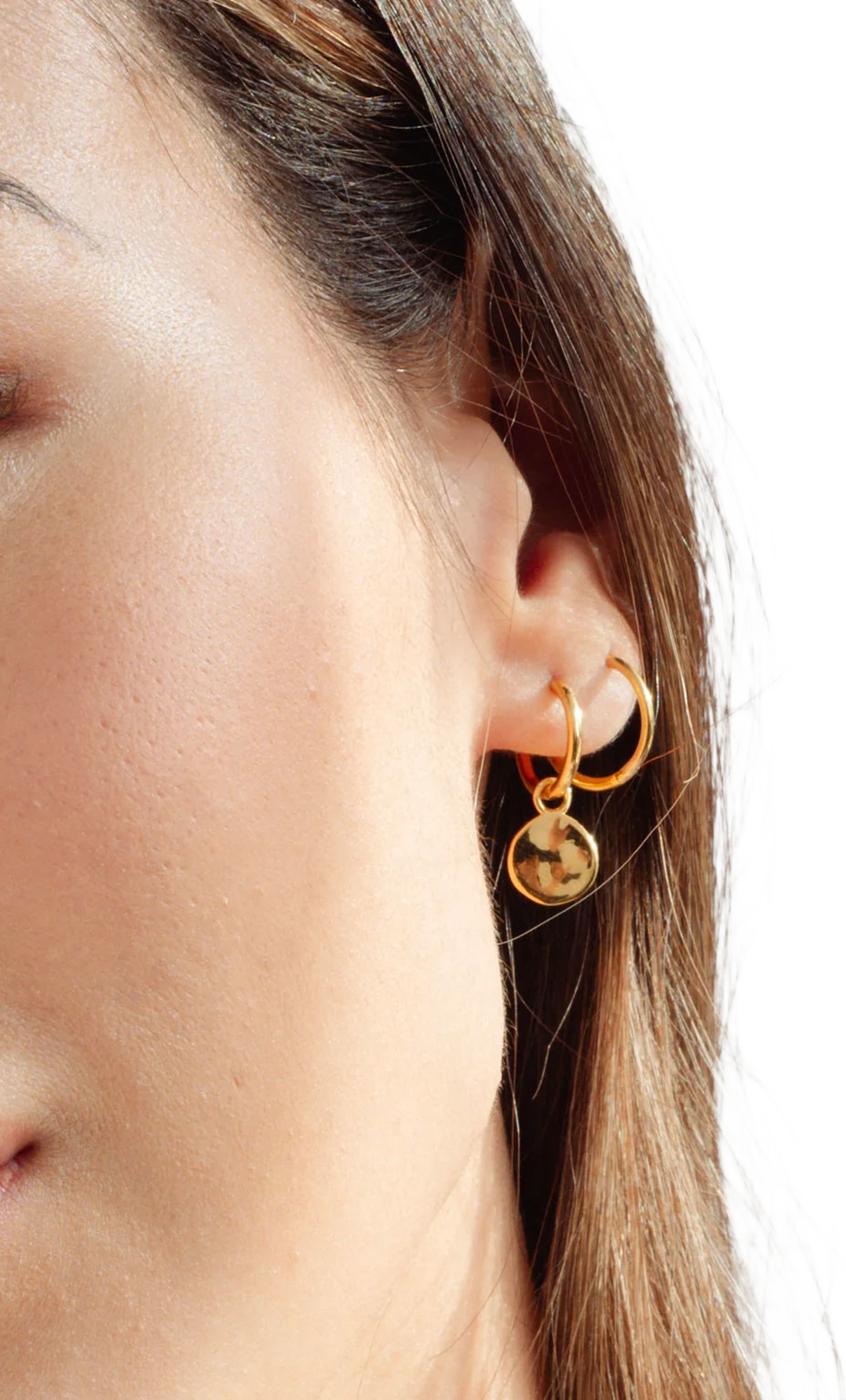 Beloved Small Hoops, från Syster P, i färgen Gold. Klicka för att öppna bilden i stort format