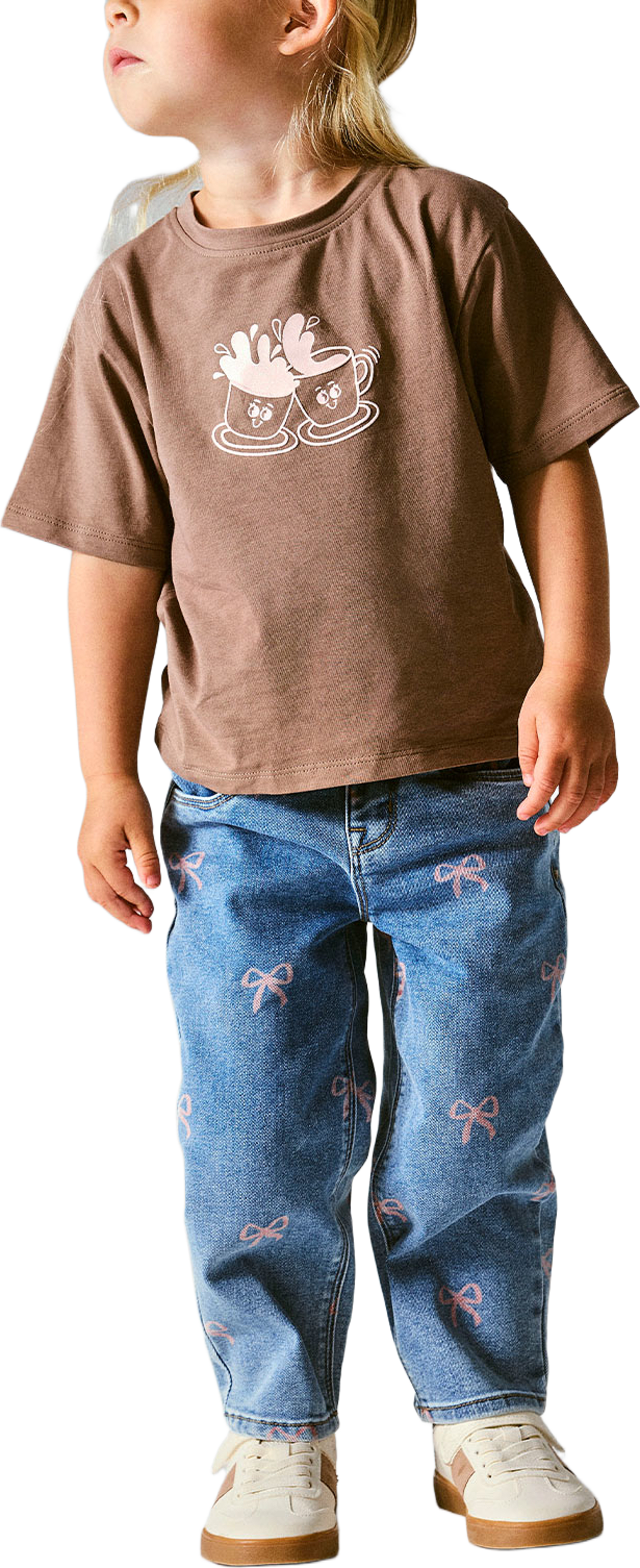 Bella Mom Shaped Jeans, från Name It, i färgen Medium Blue Denim Bow. Klicka för att öppna bilden i stort format