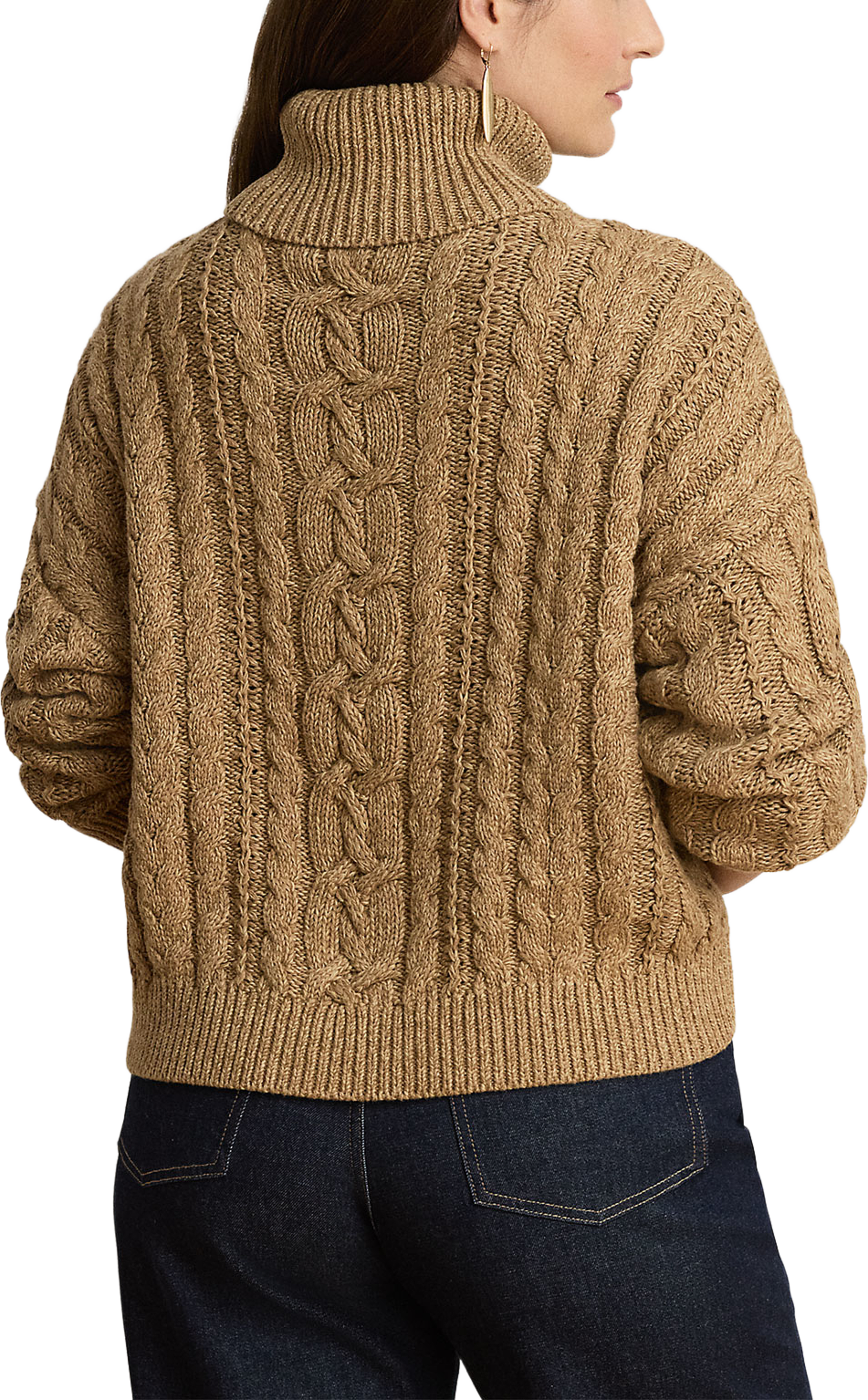 Marled Cable-Knit Turtleneck Sweater, från Lauren Ralph Lauren, i färgen Camel Marl. Klicka för att öppna bilden i stort format