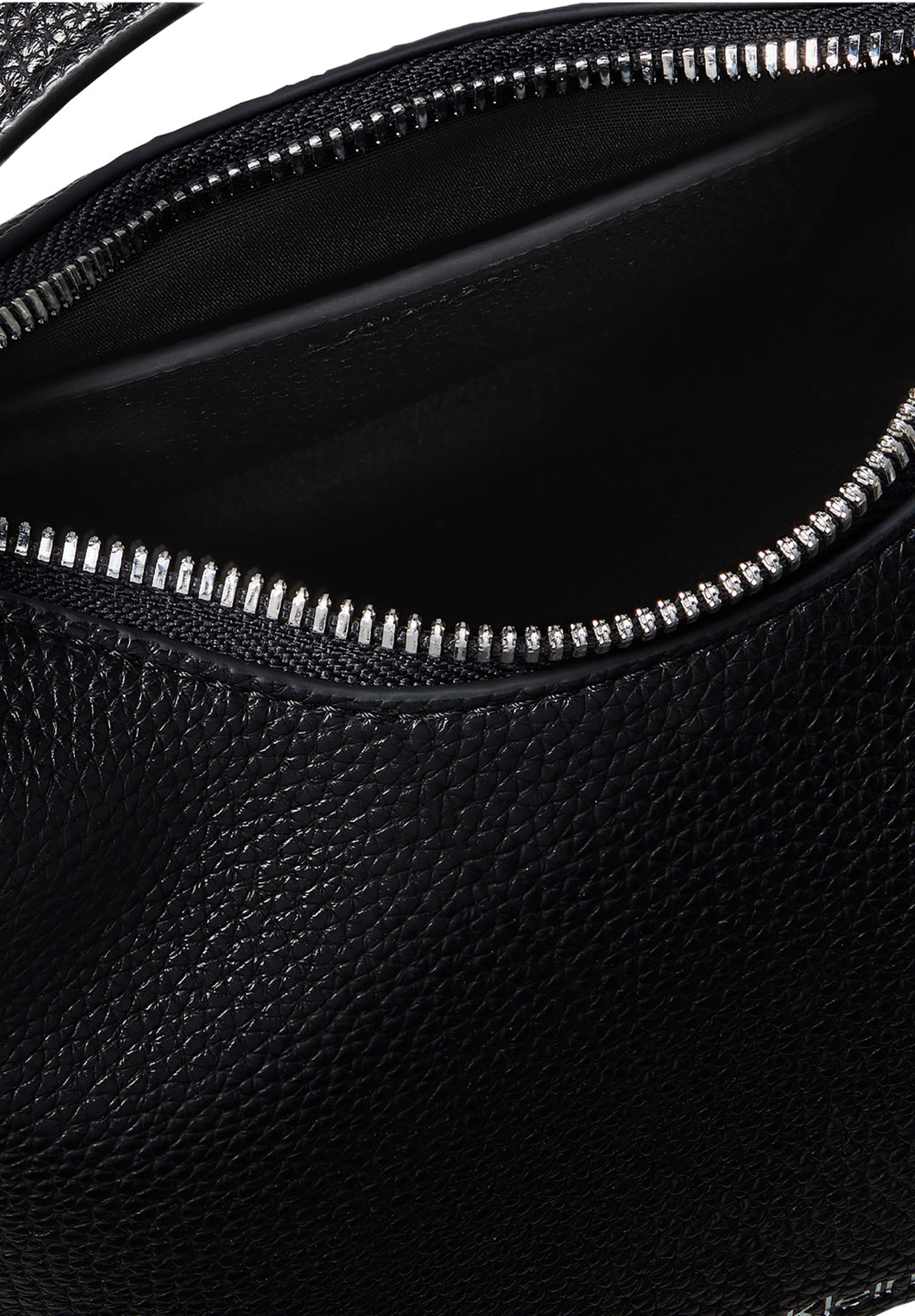 Webbing Strap Small Bag, från Calvin Klein, i färgen Black/Shiny Nickel. Klicka för att öppna bilden i stort format