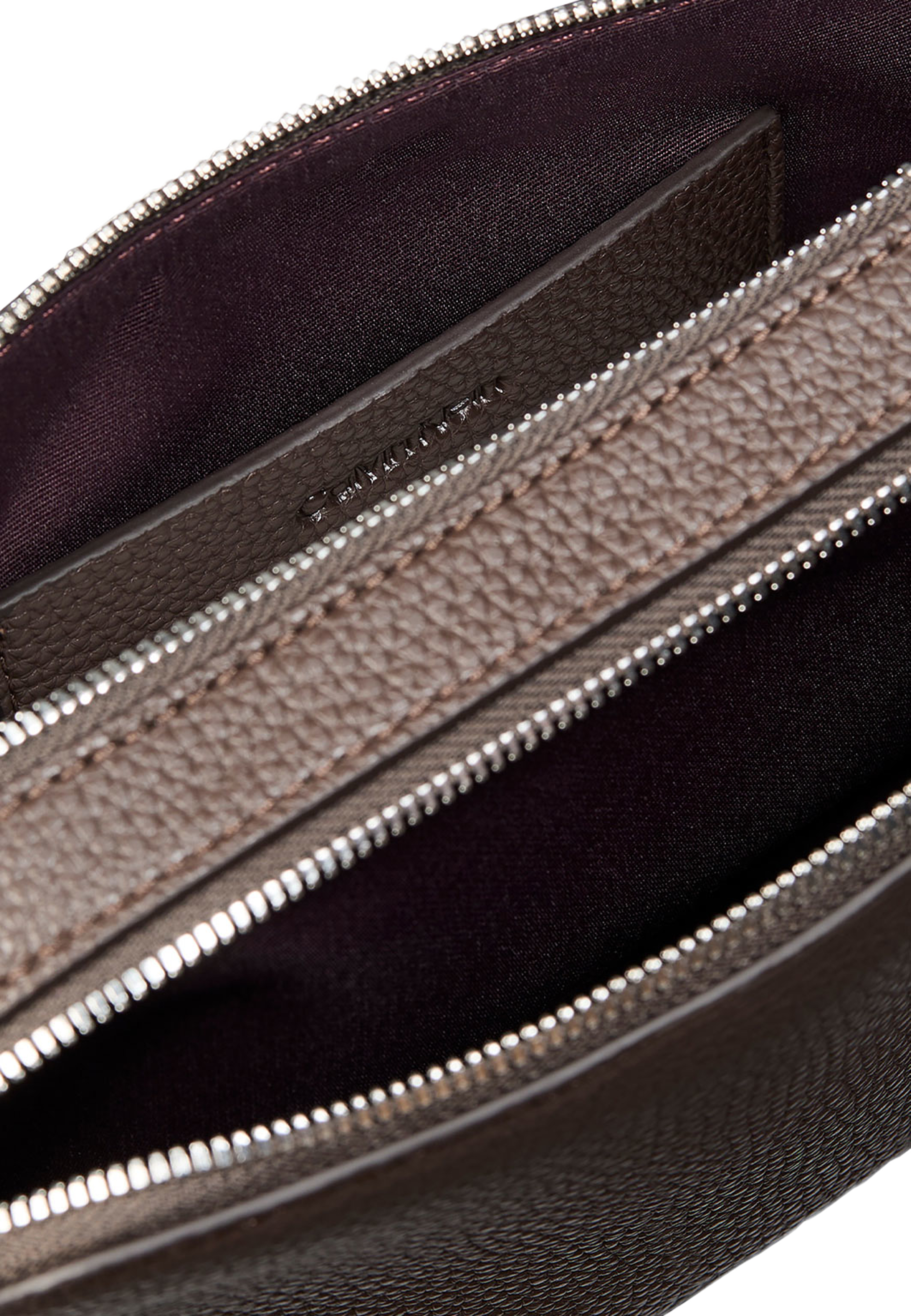 Webbing 2X Strrap Camera Bag, från Calvin Klein, i färgen Delicioso. Klicka för att öppna bilden i stort format
