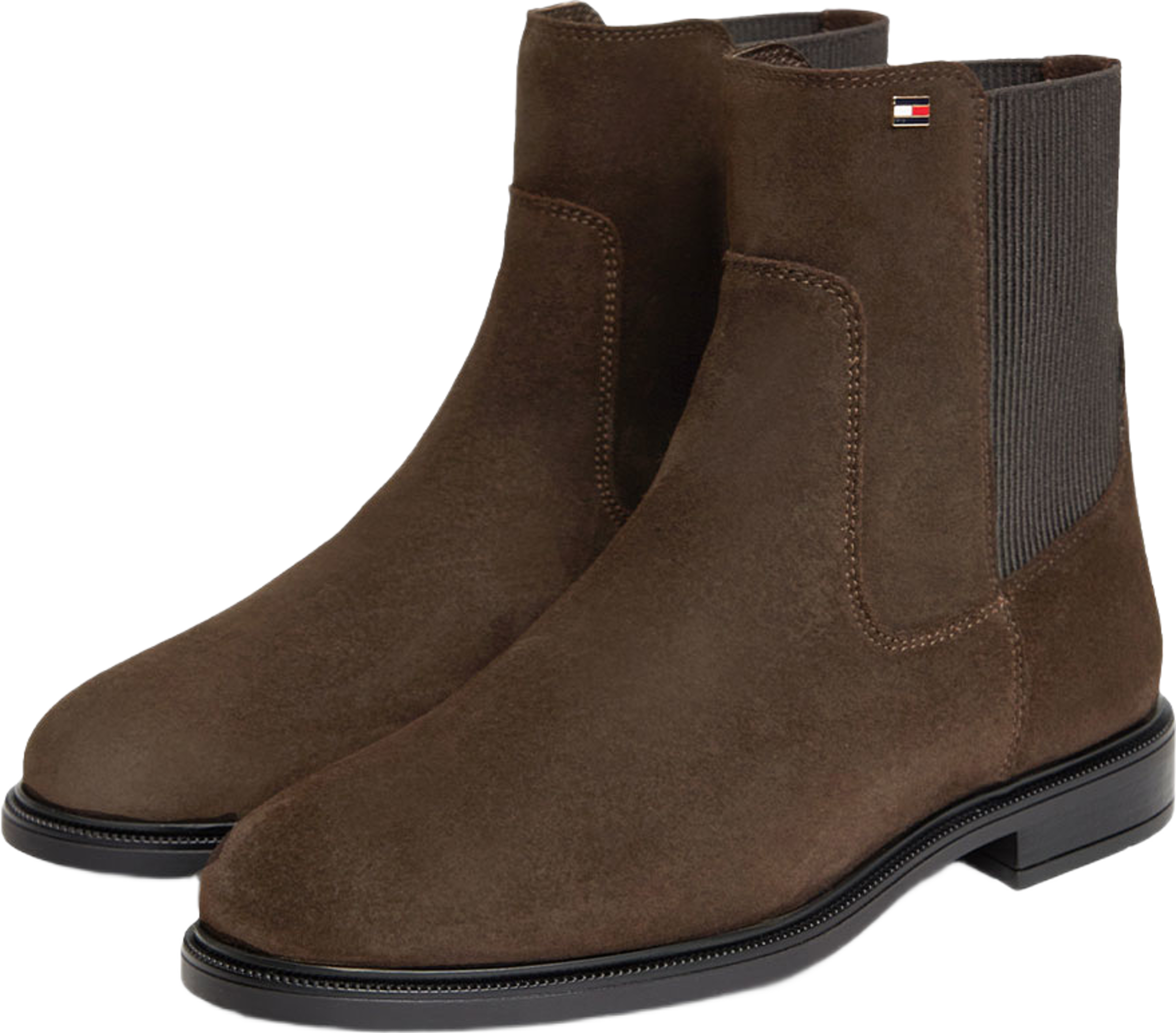 Enamel Flag Suede Ankle Chelsea, från Tommy Hilfiger, i färgen Fondant Brown. Klicka för att öppna bilden i stort format