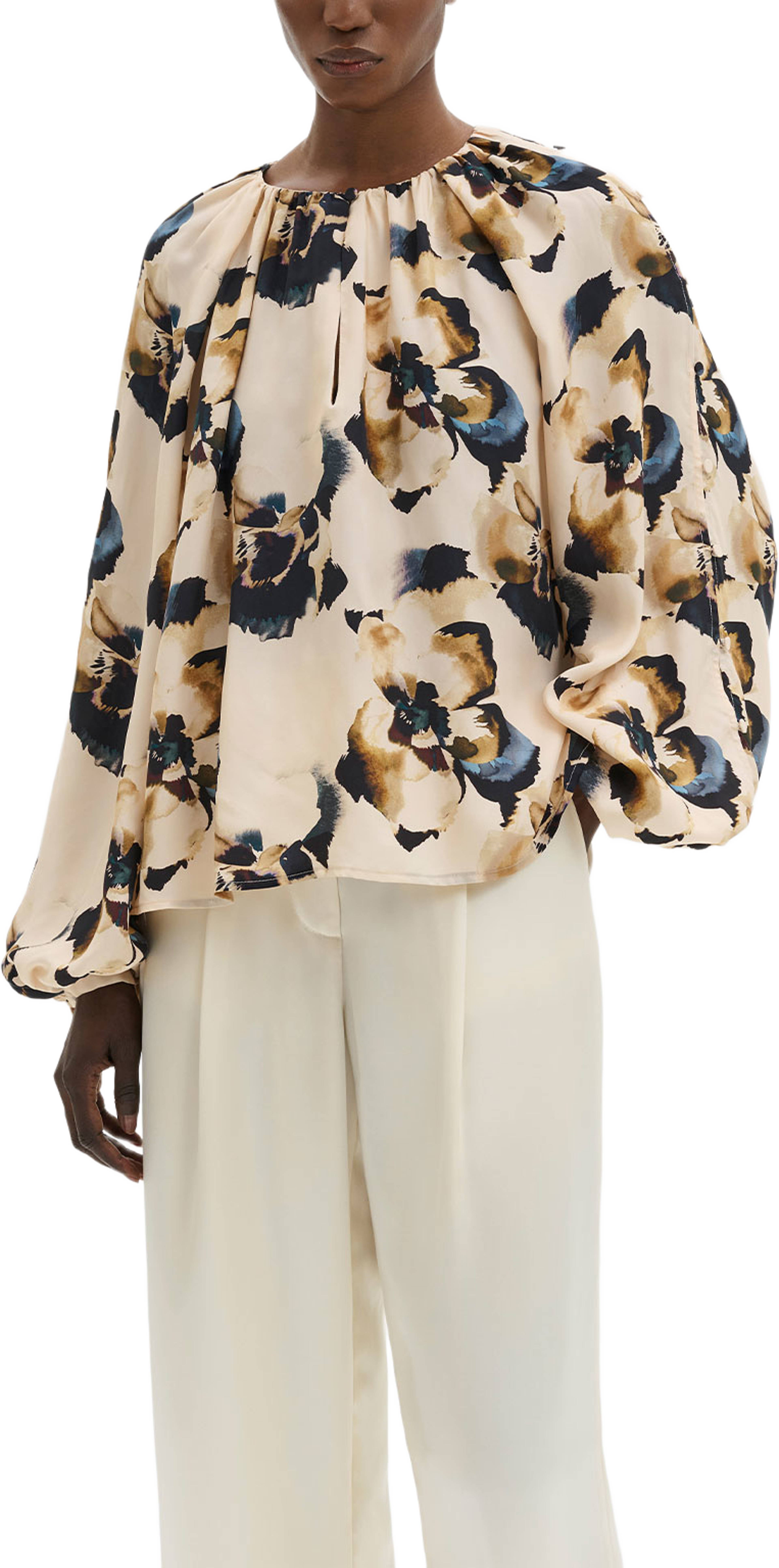 Sophie Button Detail Gathered Blouse, från Malina, i färgen Blooms. Klicka för att öppna bilden i stort format